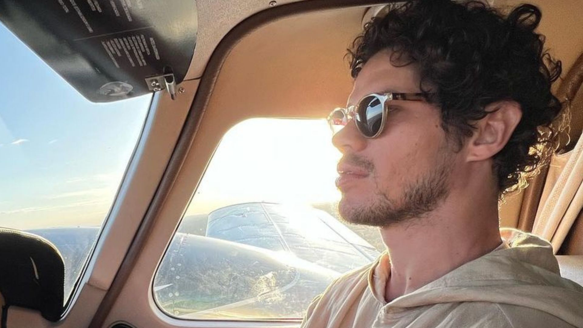 Faz tudo! José Loreto dispensa carona e pilota avião até o Pantanal: “Indo”
