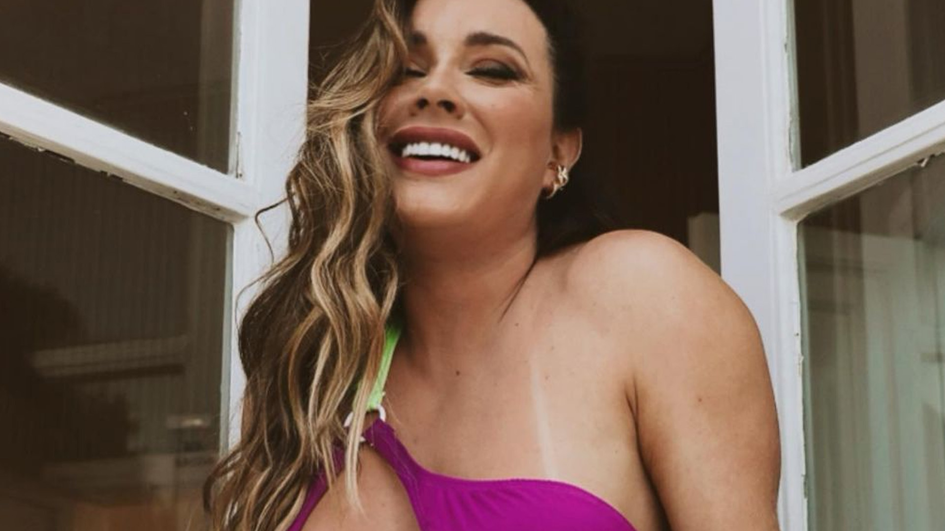 Juju Salimeni posa com maiô aberto e quase mostra demais: “Perfeição”