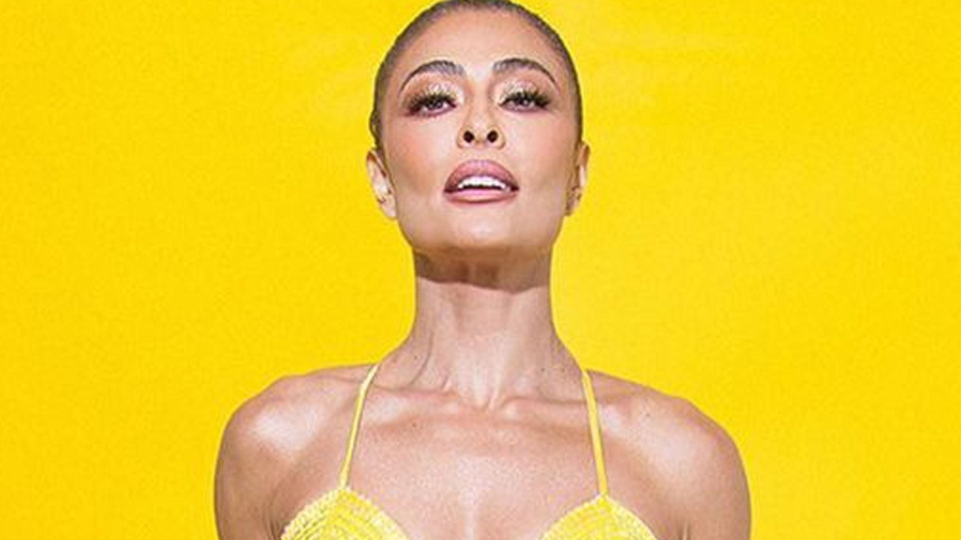 Juliana Paes deixa laterais do corpão nuas com vestido recortado: “Divina”