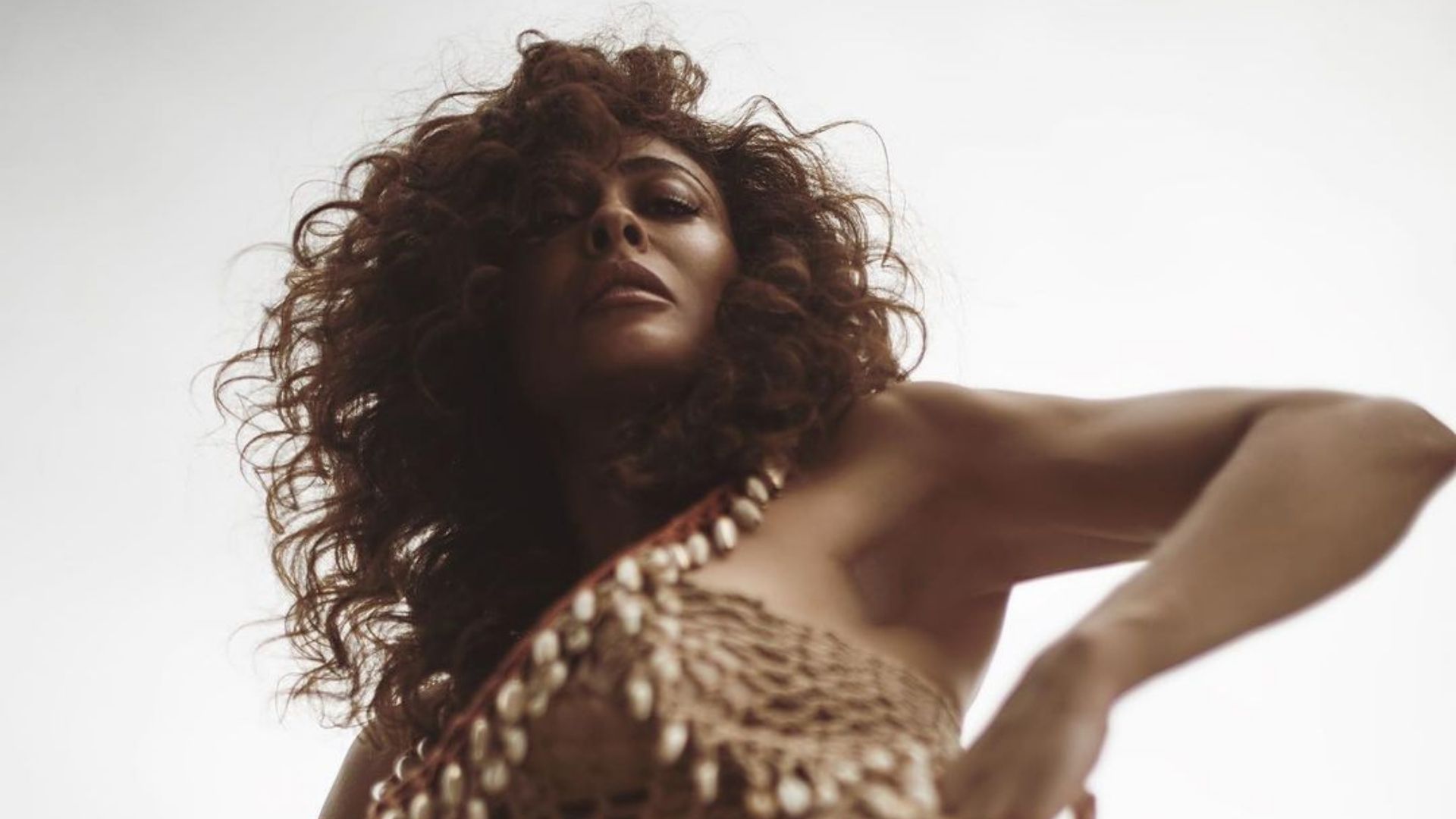 Sem nada por baixo, Juliana Paes escandaliza em vestido de tricô e web baba: “Musa”