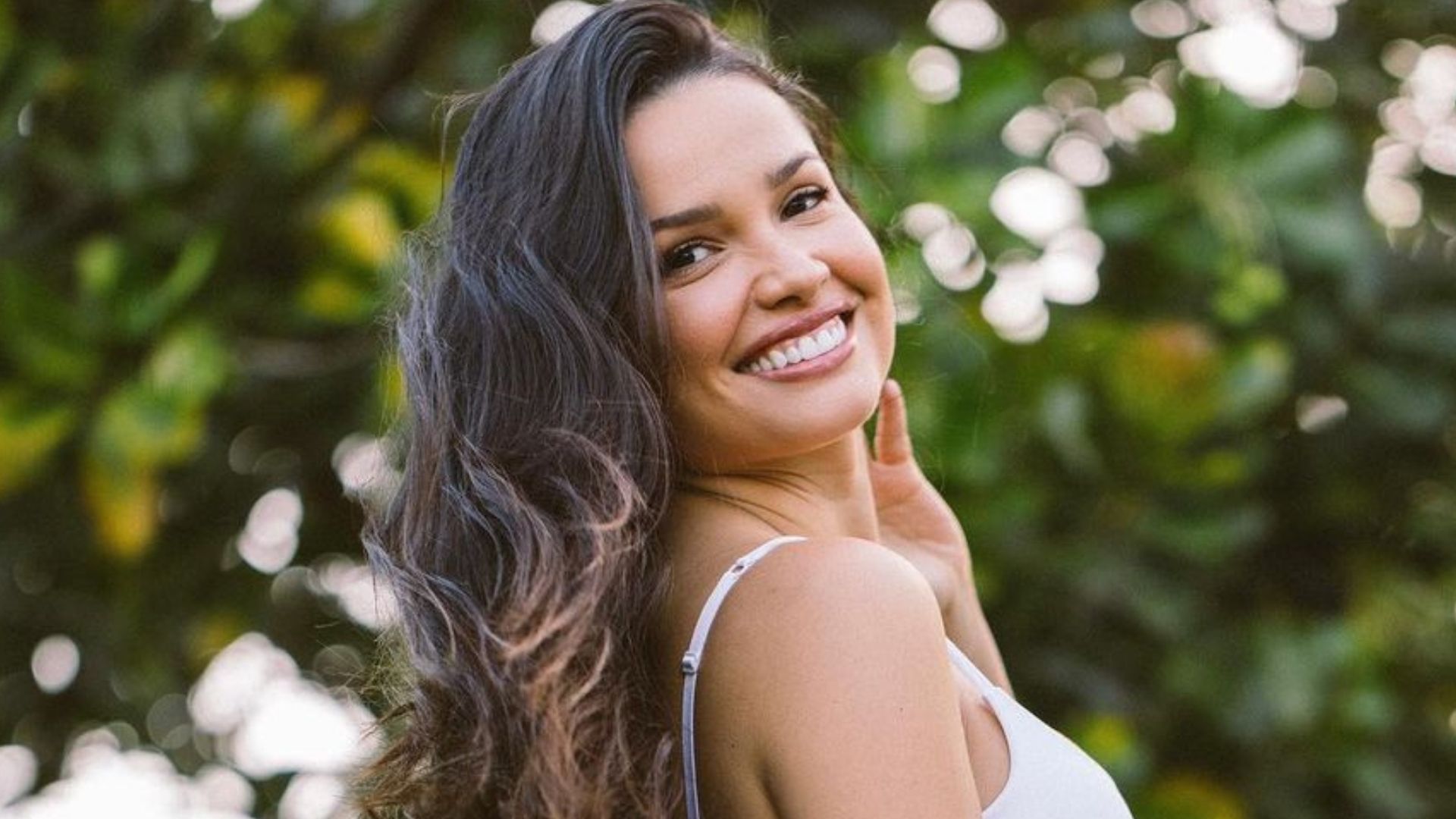 Agora solteira, Juliette Freire posa de conjuntinho branco sem sutiã: “Musa”