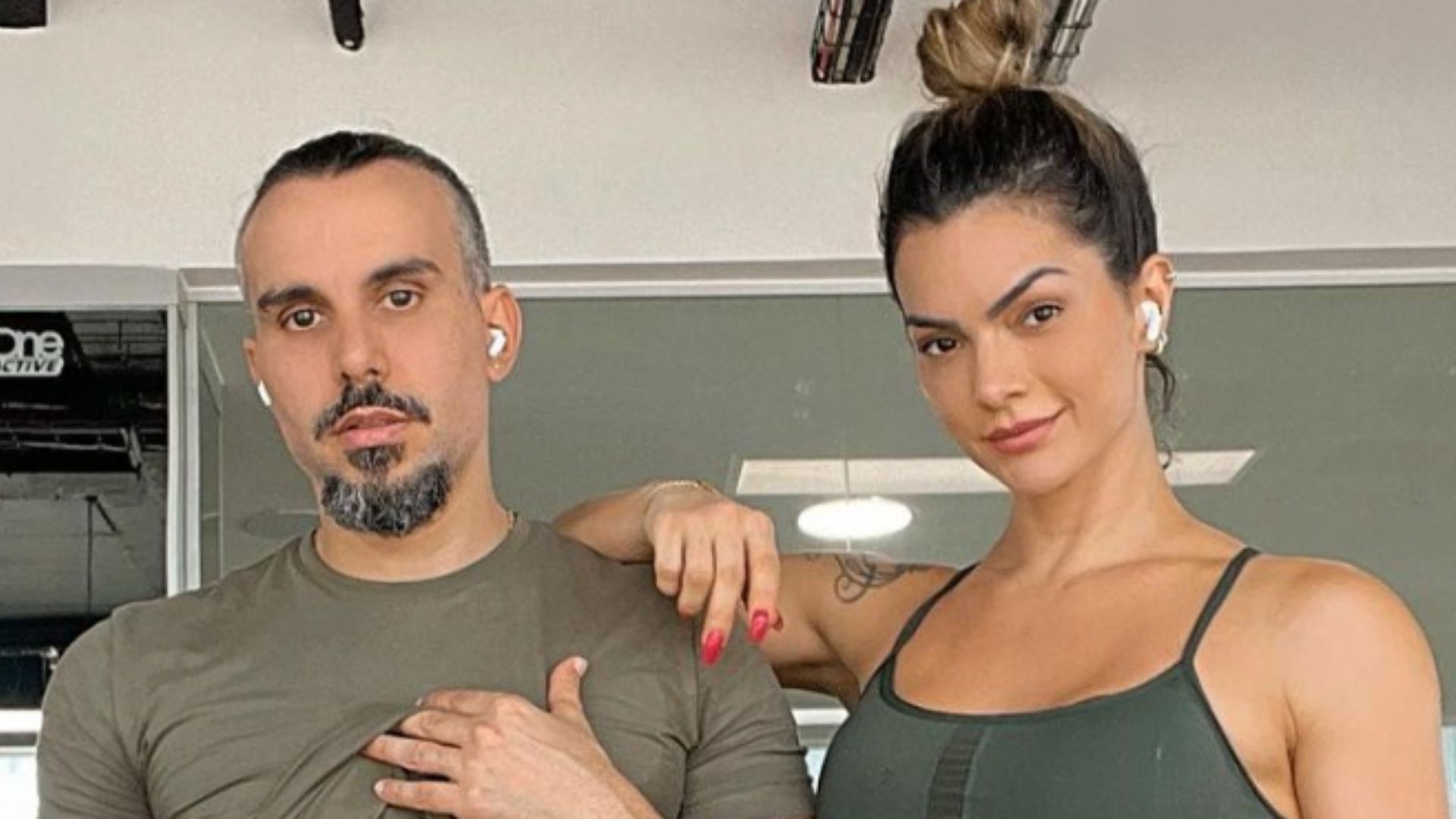 Kelly Key e o marido erguem a blusa e mostram barrigas trincadas: “Gostosos”