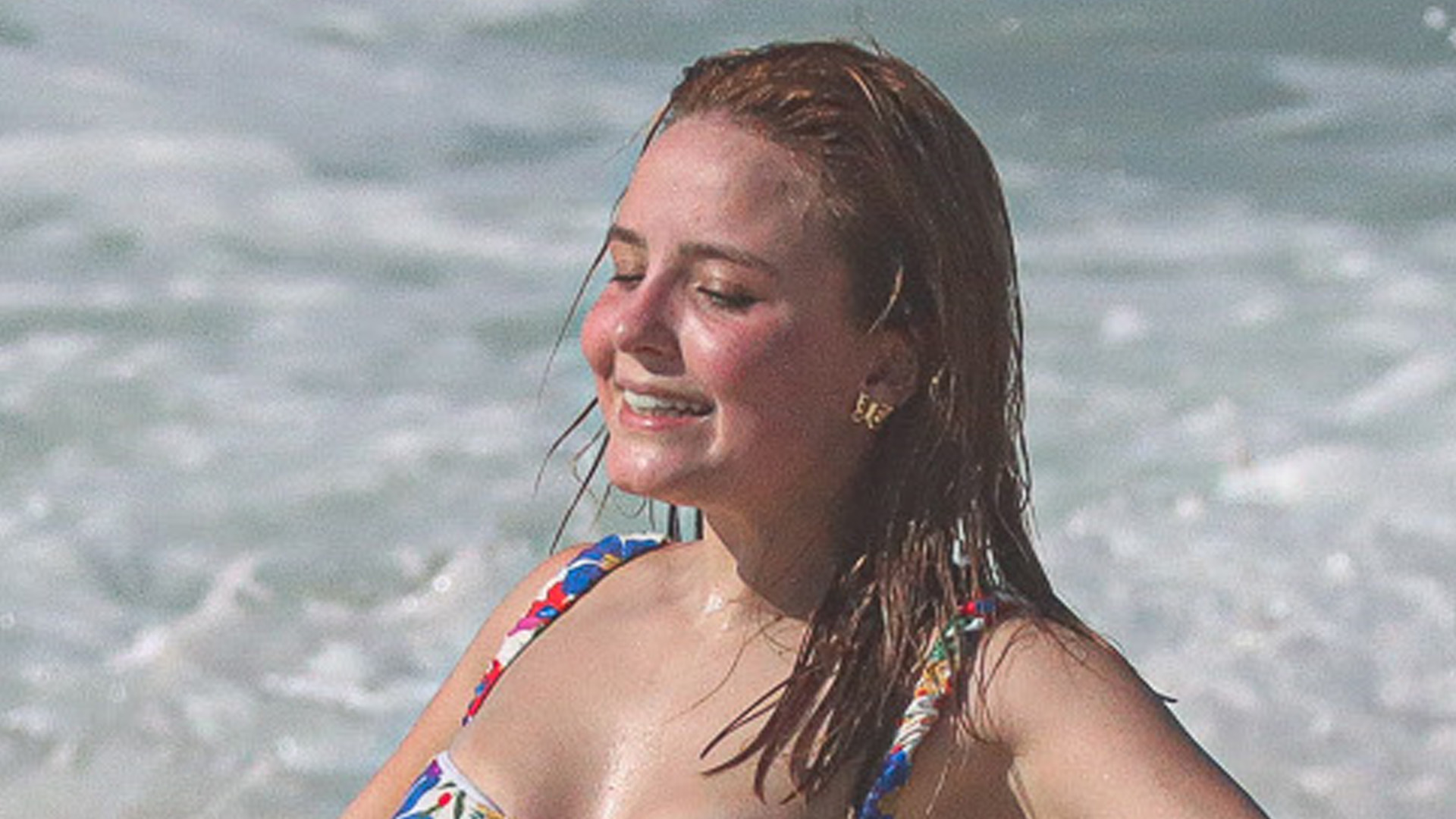 Larissa Manoela é flagrada com biquíni de corte aberto e mostra virilha na praia