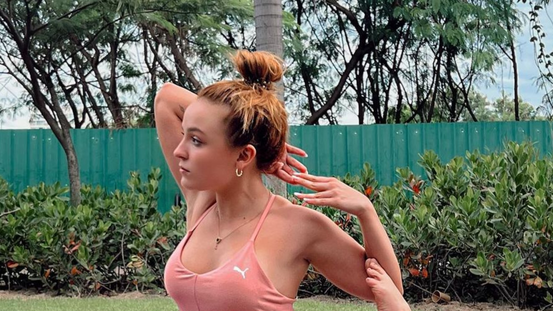 De top e legging justíssimos, Larissa Manoela exibe cinturinha PP: “Entrega tudo”