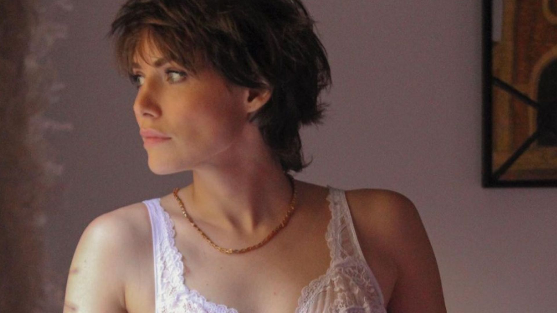 Letícia Colin posa de lingerie e exibe corpão em momento raro: “Que mulher”