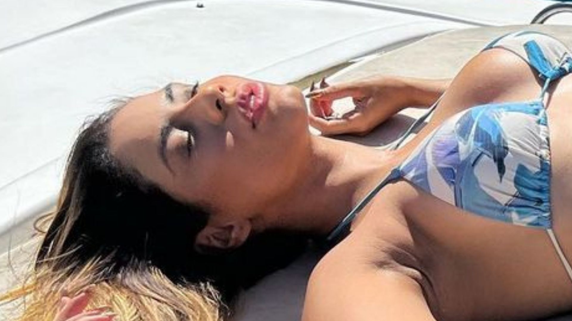 Lexa posa de biquíni fio-dental e exibe corpo perfeito em iate de luxo: “Gostosa”