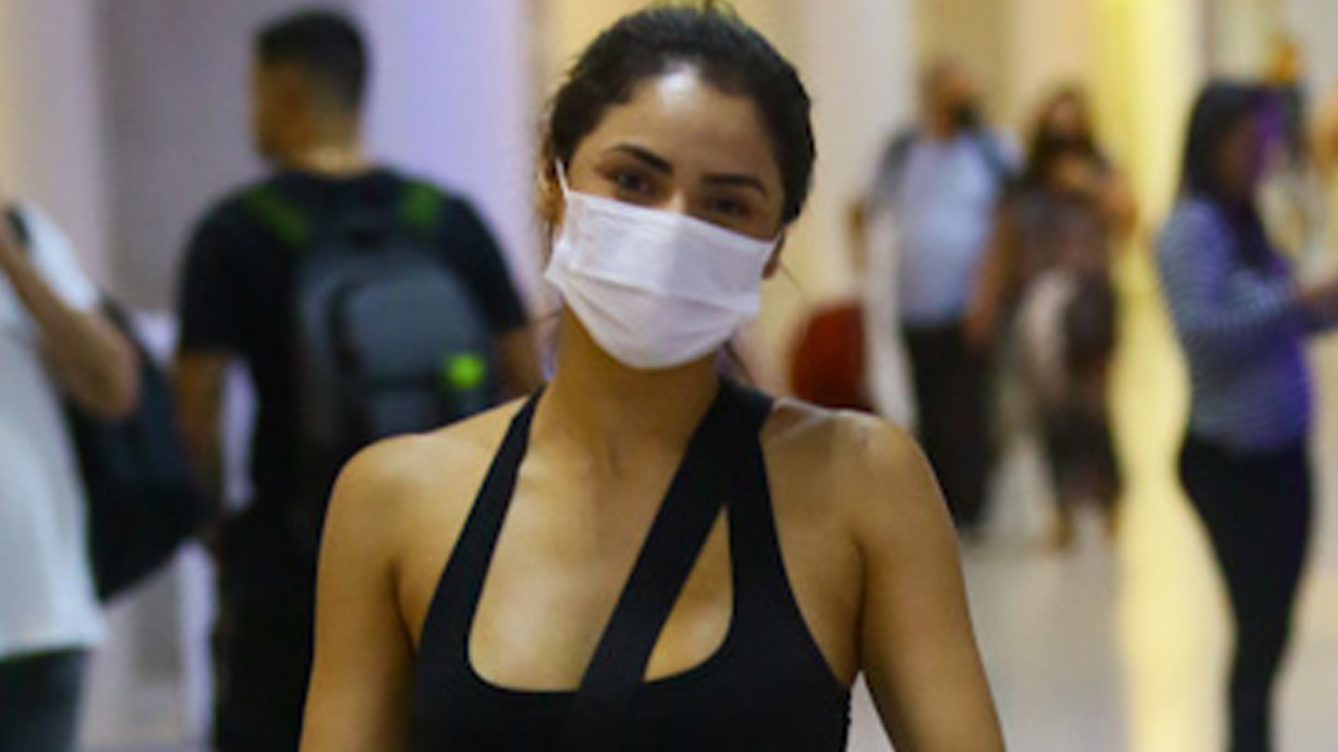 Lexa mostra cinturinha PP e pernões de top e shortinho em aeroporto