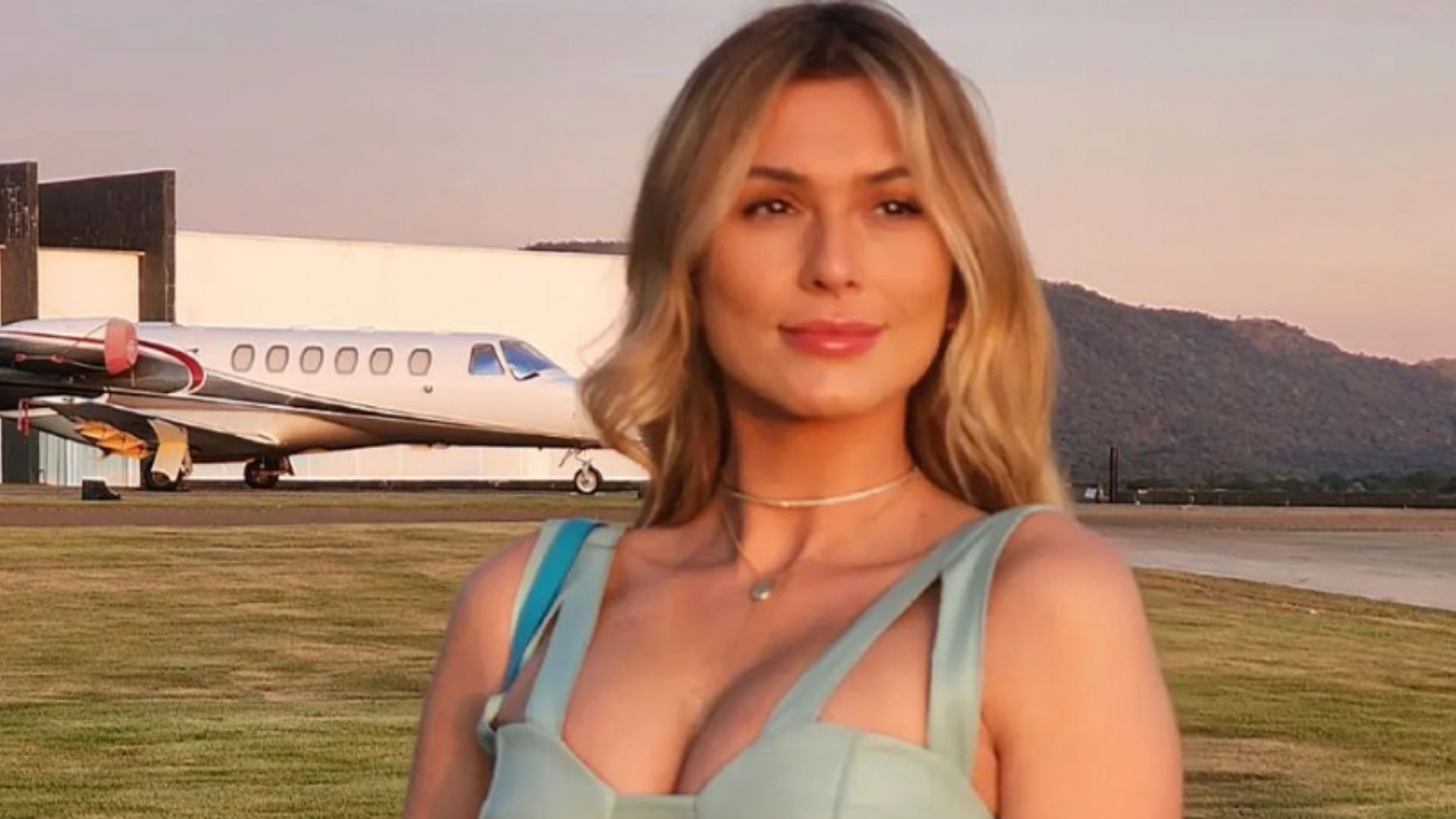 Lívia Andrade surge embalada a vácuo com vestido de couro coladíssimo: “Um avião”