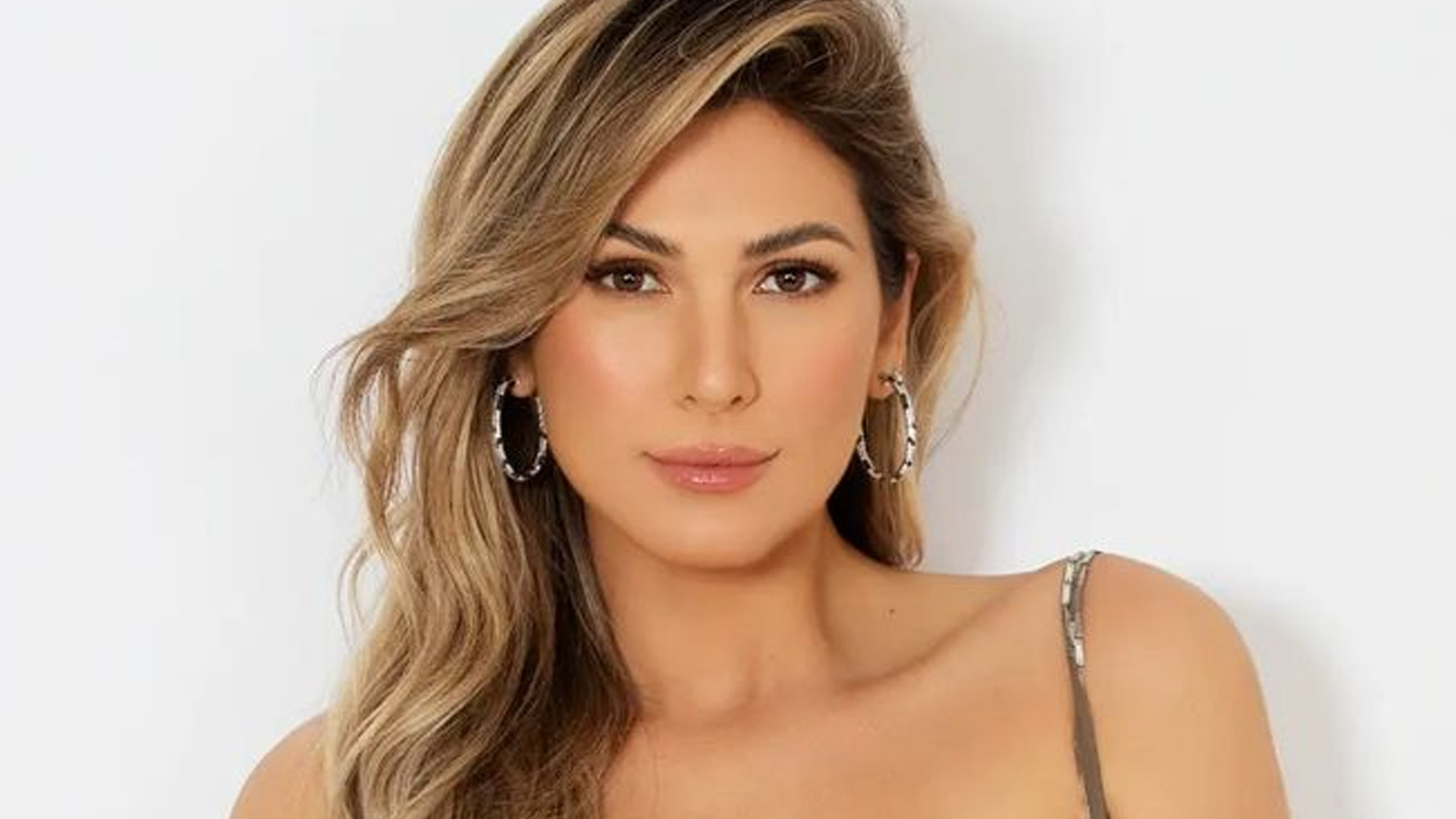 Lívia Andrade mostra decotão em vestido brilhante: “Perfeição define”