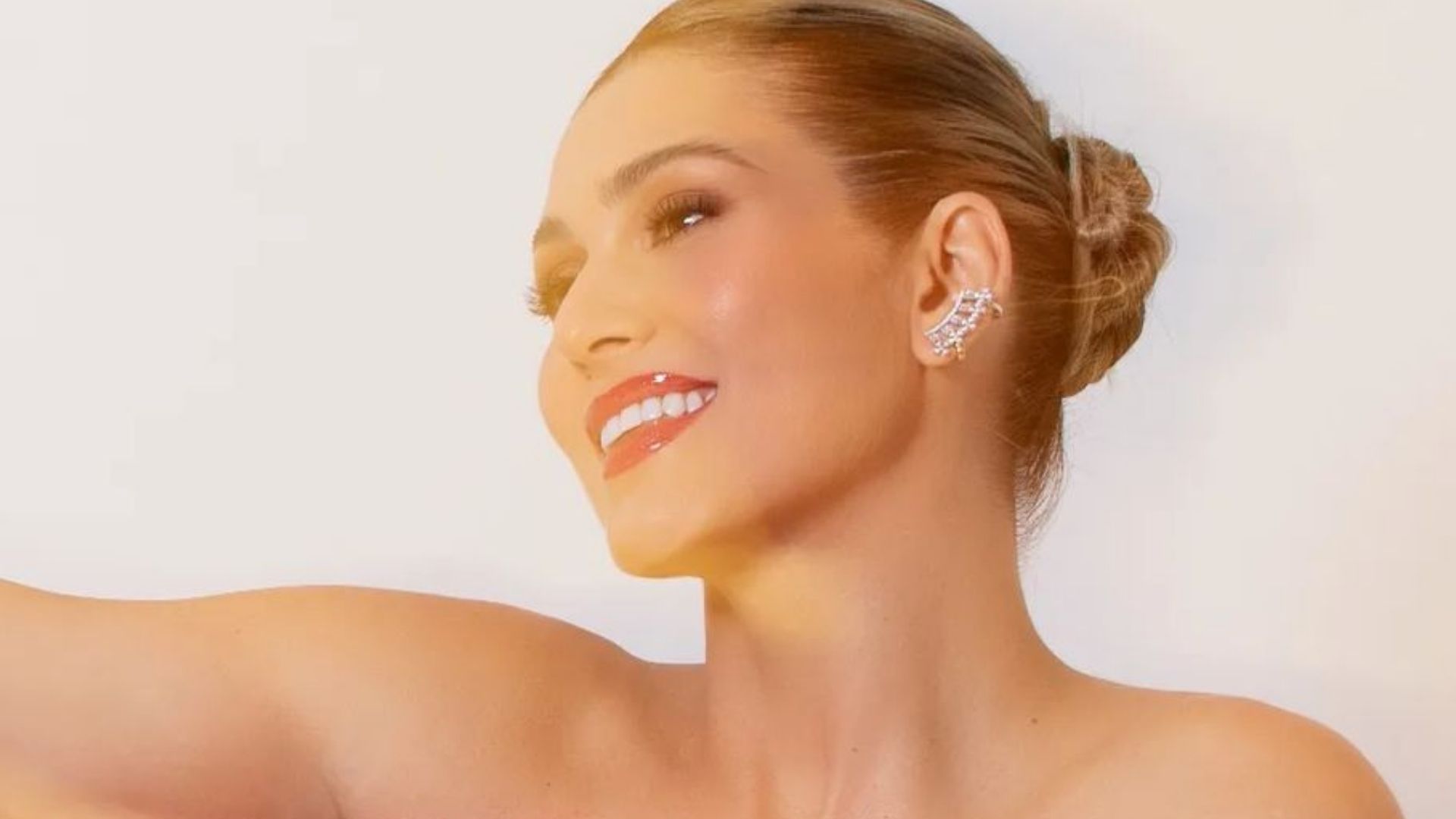Lívia Andrade sensualiza em vestido sem alças e ostenta decote caprichado: “Gata”