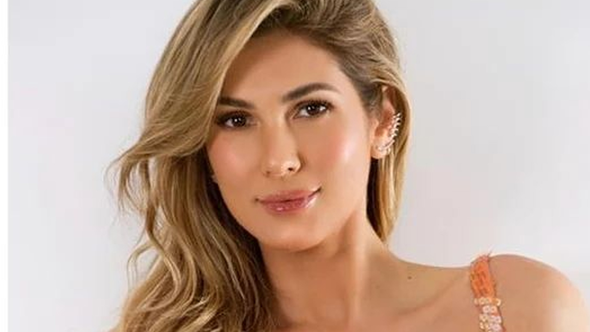 Lívia Andrade mostra pernões com vestido fendado até a cintura: “Esculpida”