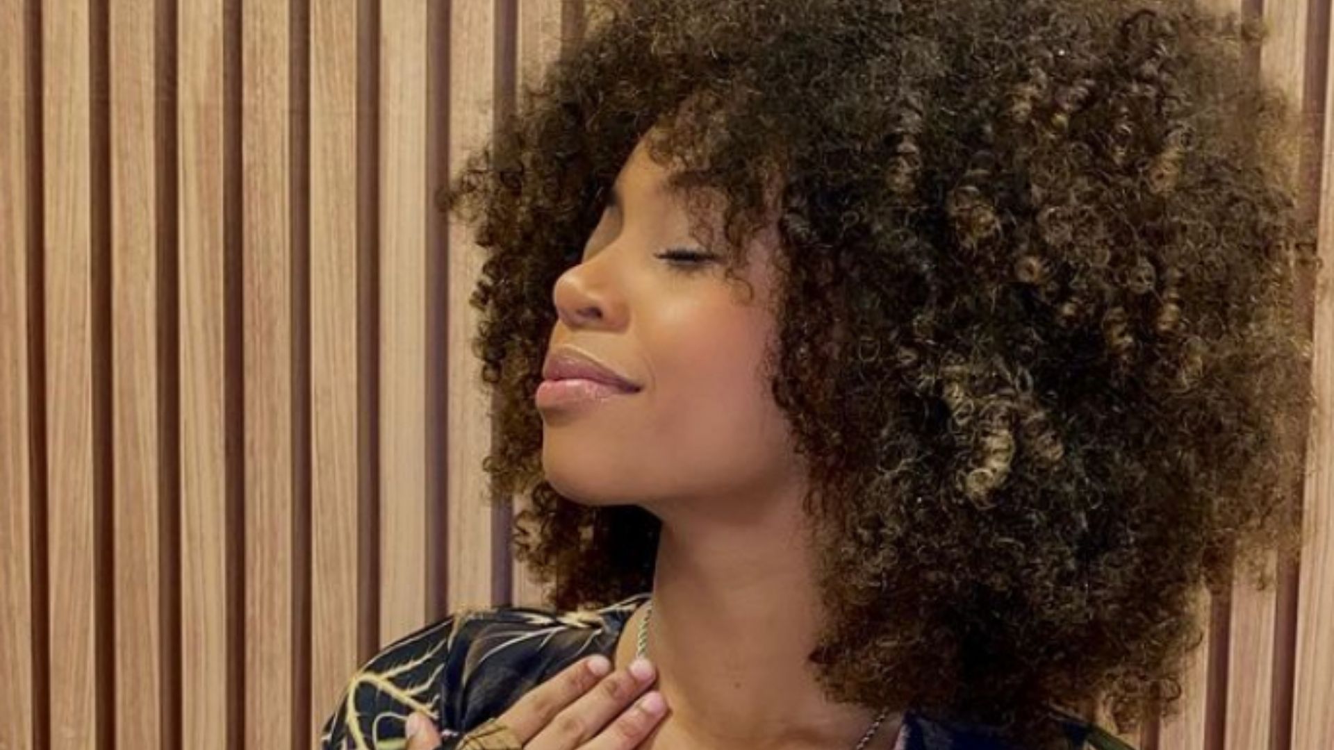 Filha de Dudu Nobre e Adriana Bombom posa com decote generoso: “Gostosa”