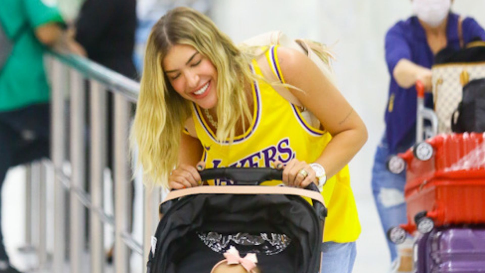 Ela cresceu! Lore Improtta desembarca com a filha que surge estilosa em carrinho de luxo