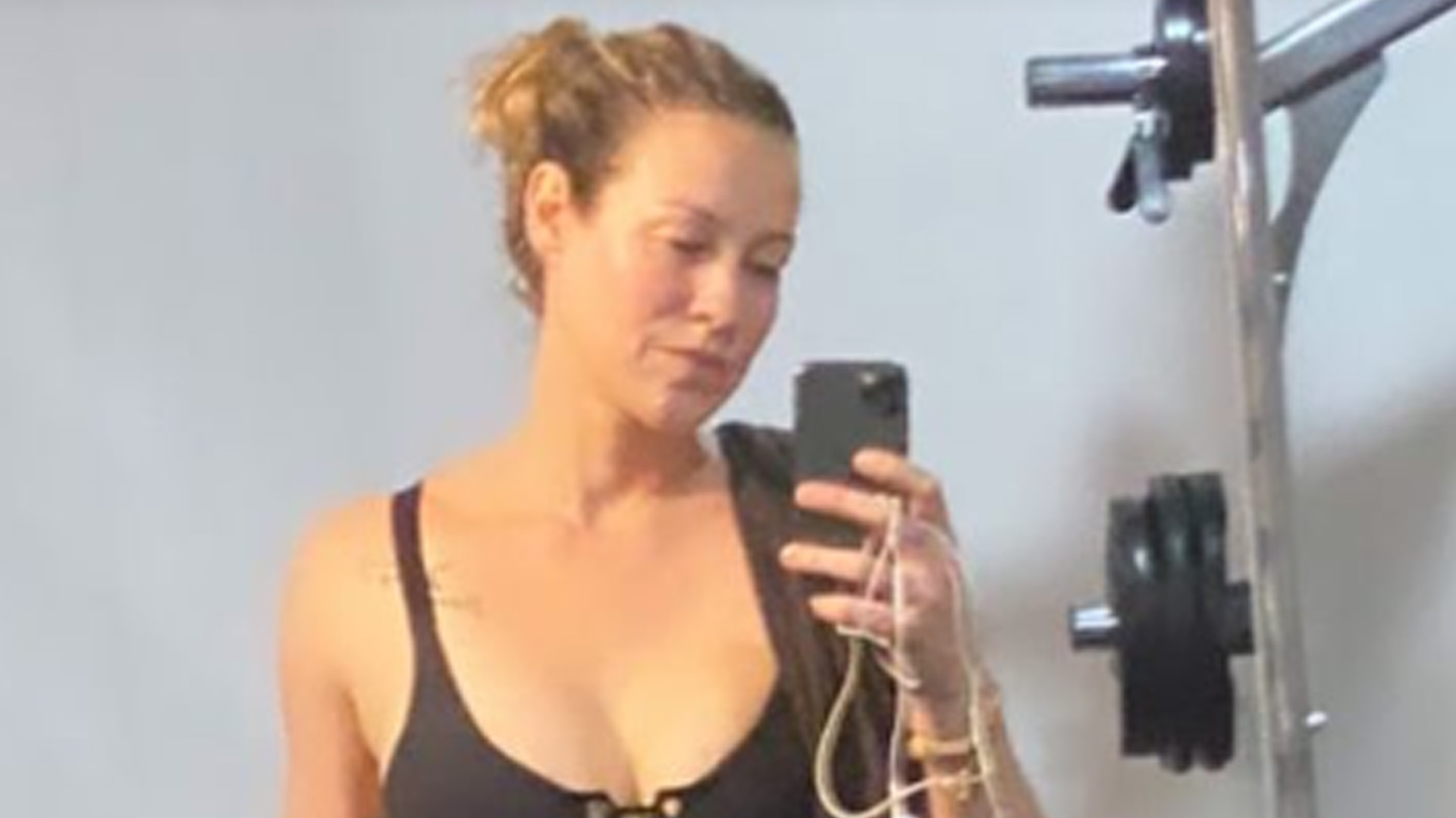 Aos 45 anos, Luana Piovani mostra corpo ao natural na academia e boa forma impressiona