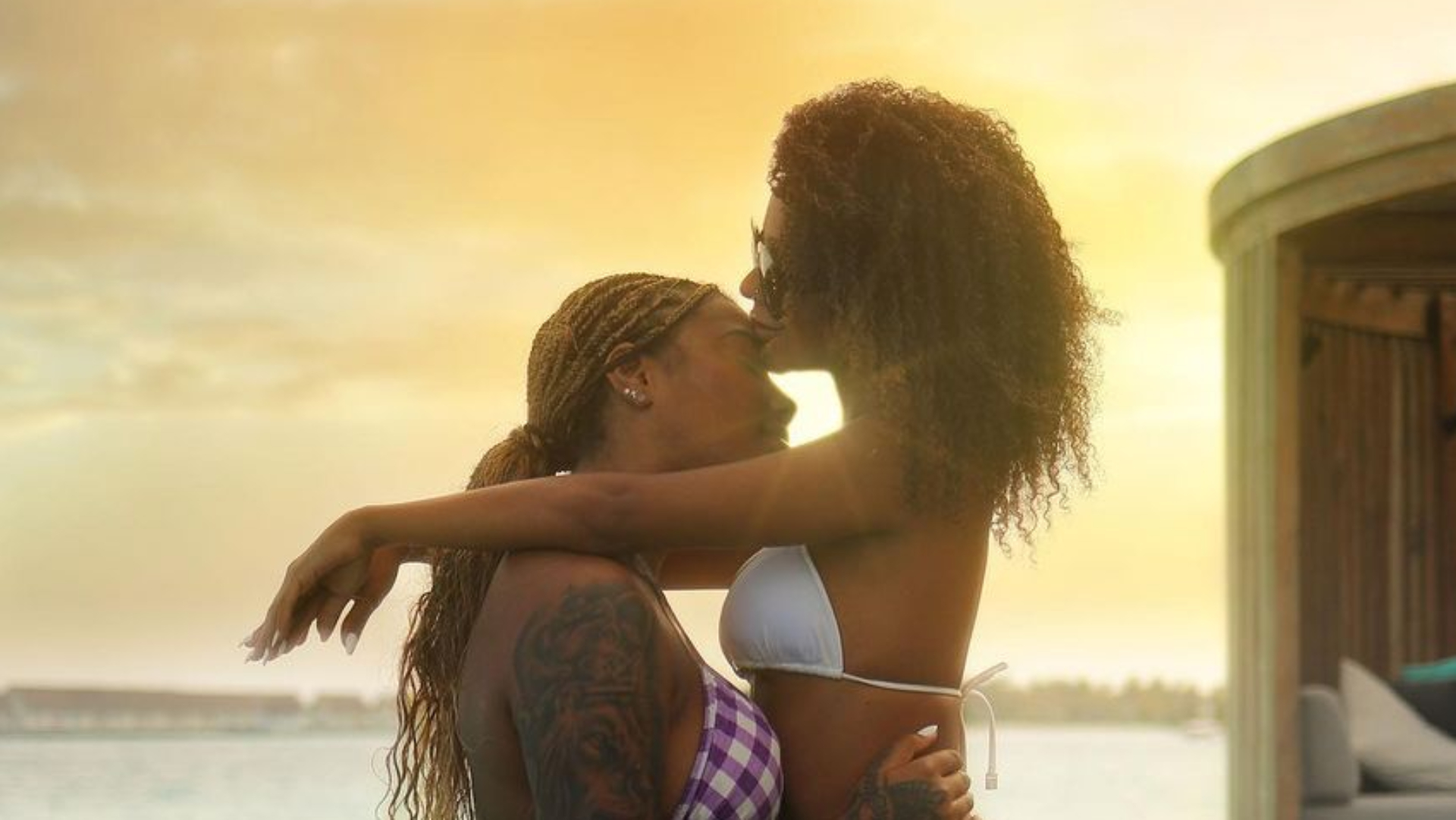 De biquíni fio-dental, Ludmilla troca beijão de cinema com a esposa: “Gostosas”