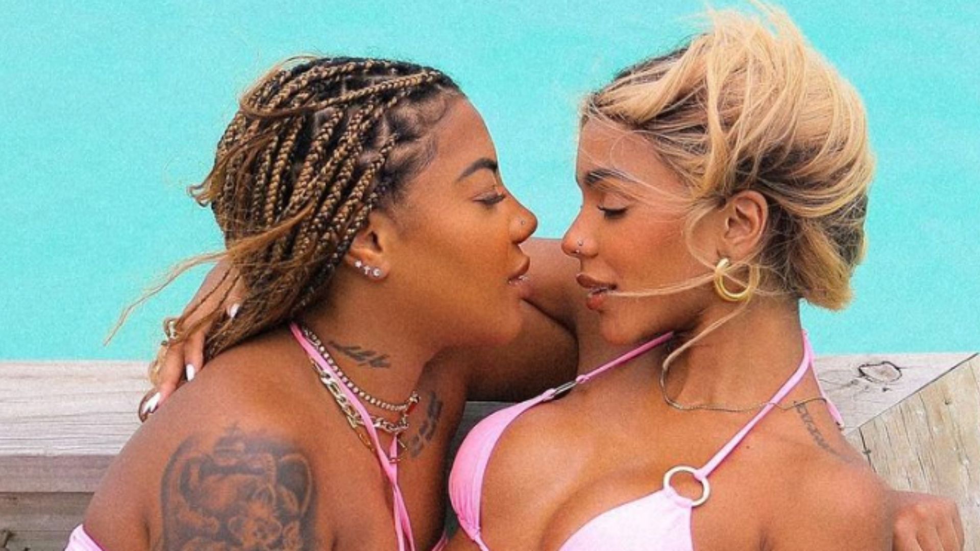 Ludmilla e Brunna Gonçalves namoram de fio-dental em clique quente: “Perfeitas”