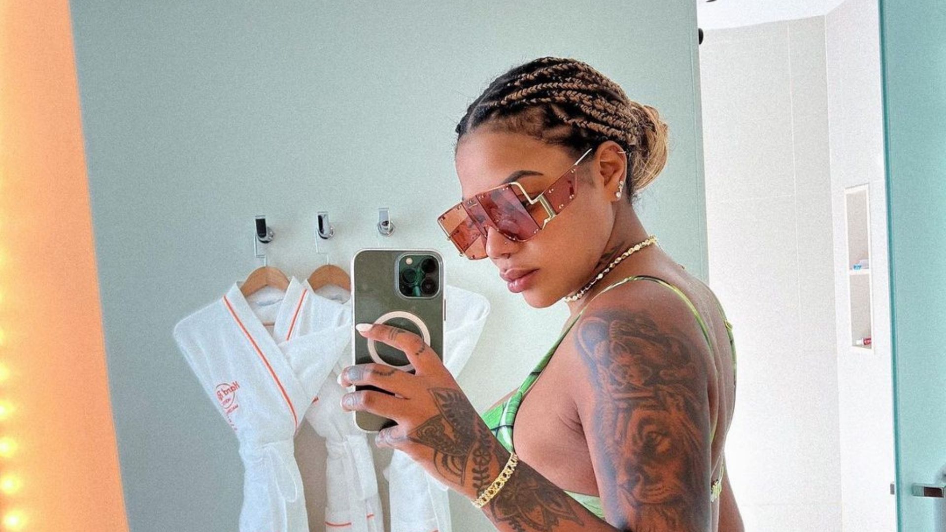 Ludmilla posa de fio-dental e fãs se chocam com bumbum lisinho: “Gostosa”