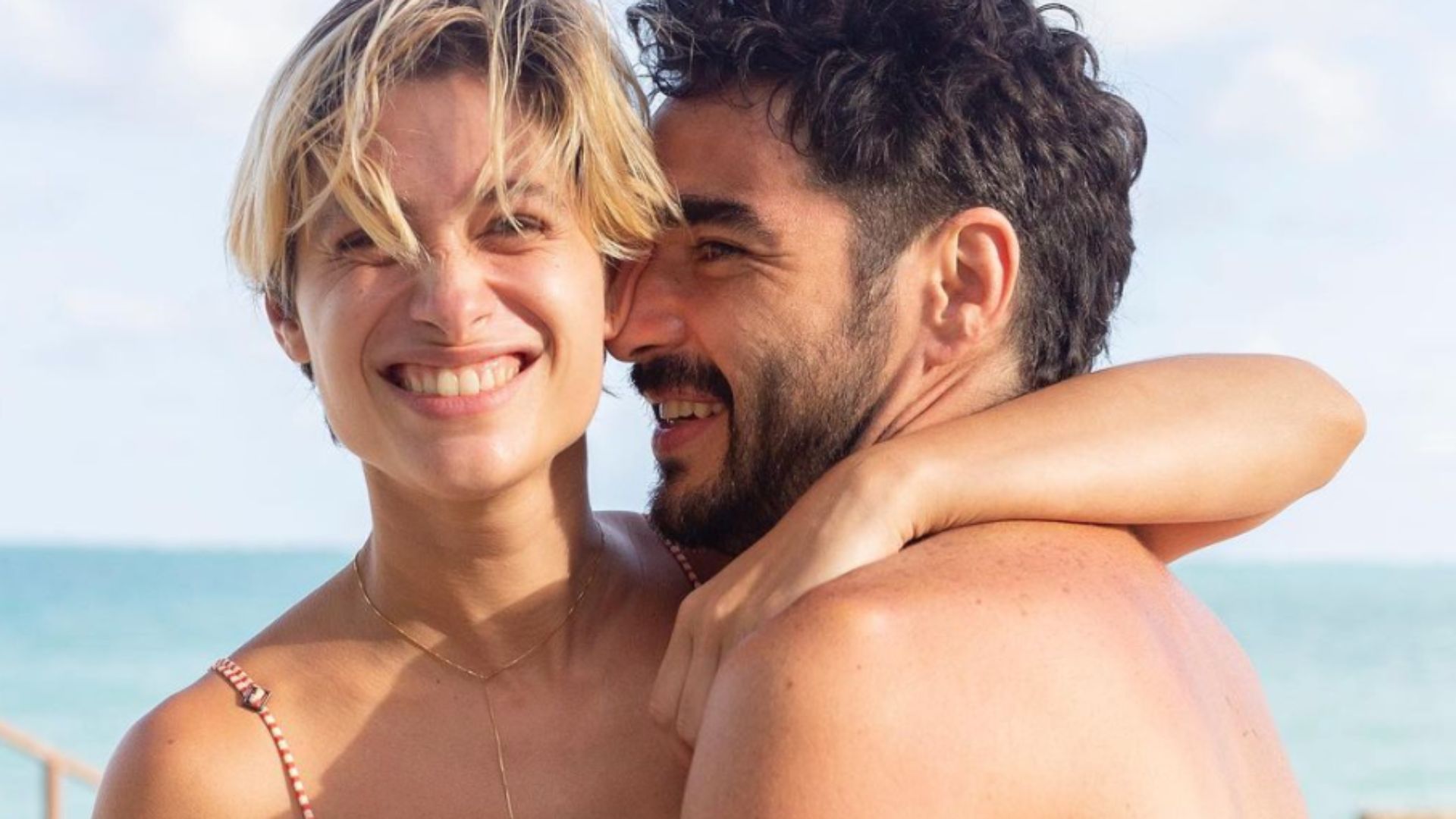Luisa Arraes posa de biquíni em cliques quentes com Caio Blat: “Vertigem de amor”