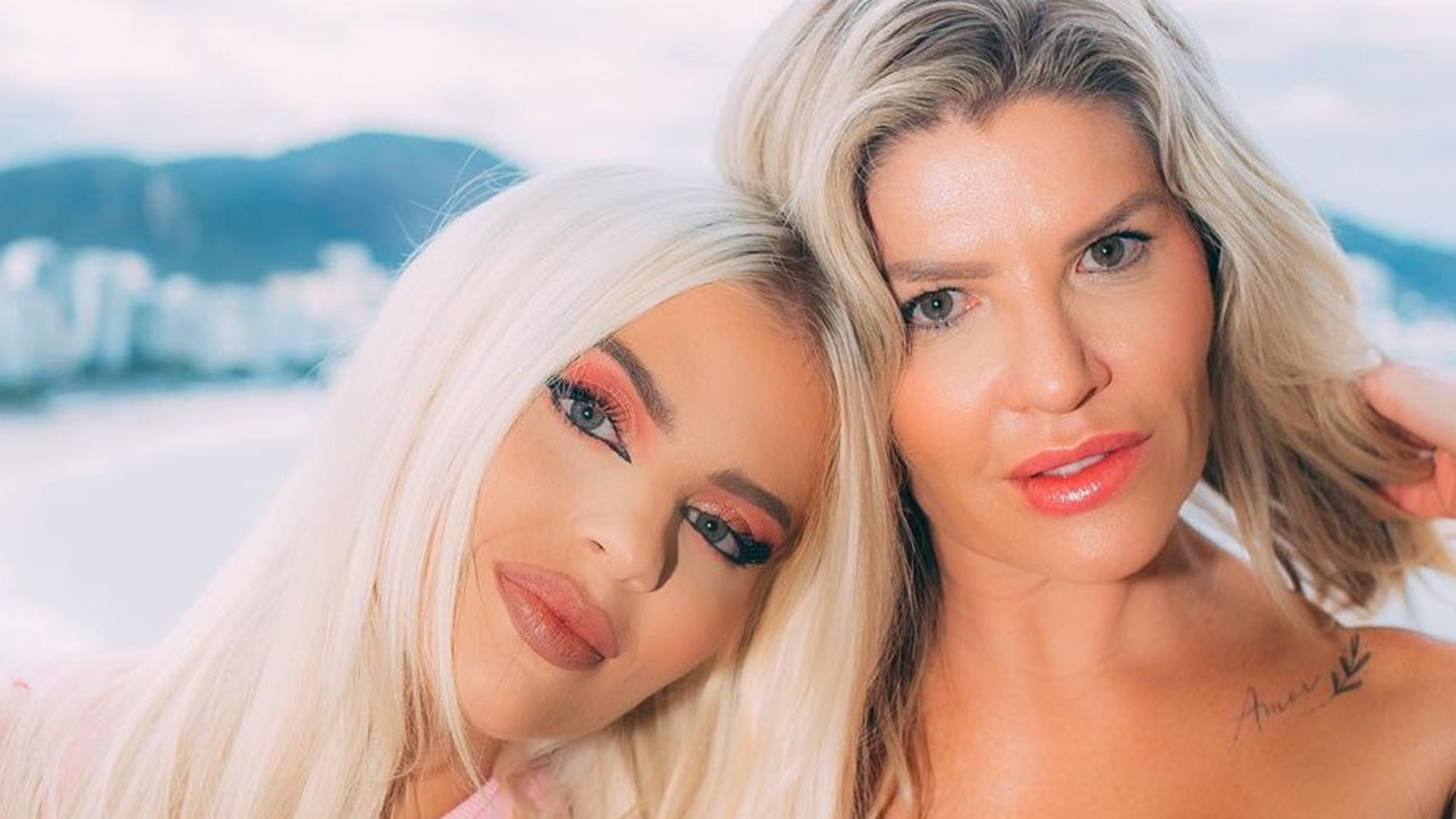 Luísa Sonza e a mãe mostram barrigas saradas juntas e fãs aplaudem: “É genética”