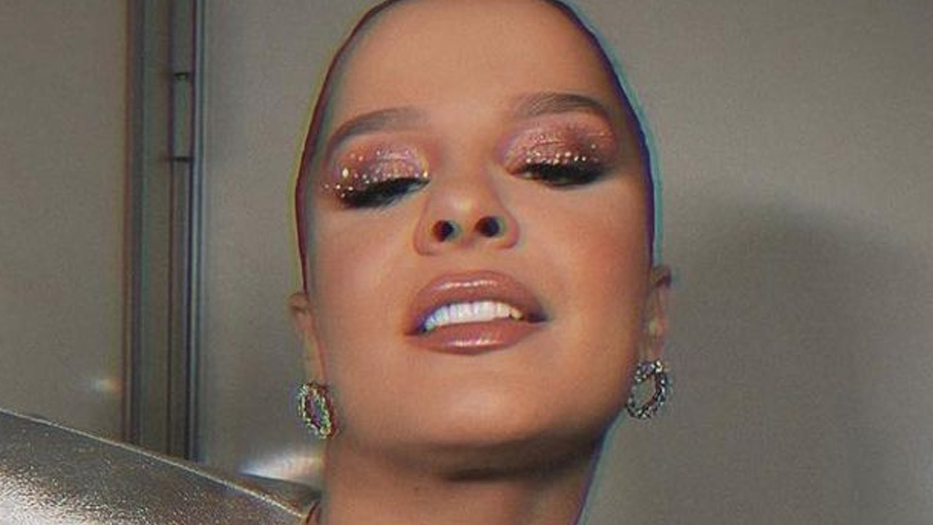 Maiara faz show com decotão em look prateado e fãs aprovam: “Surreal”