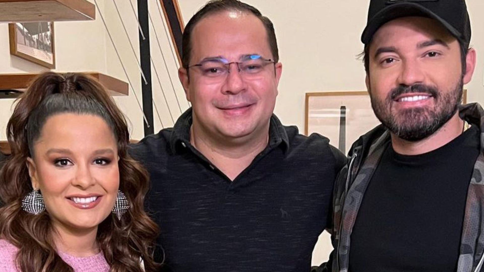 Maiara e Fernando Zor se encontram com padre e fãs se agitam: “Qual foi o assunto?”