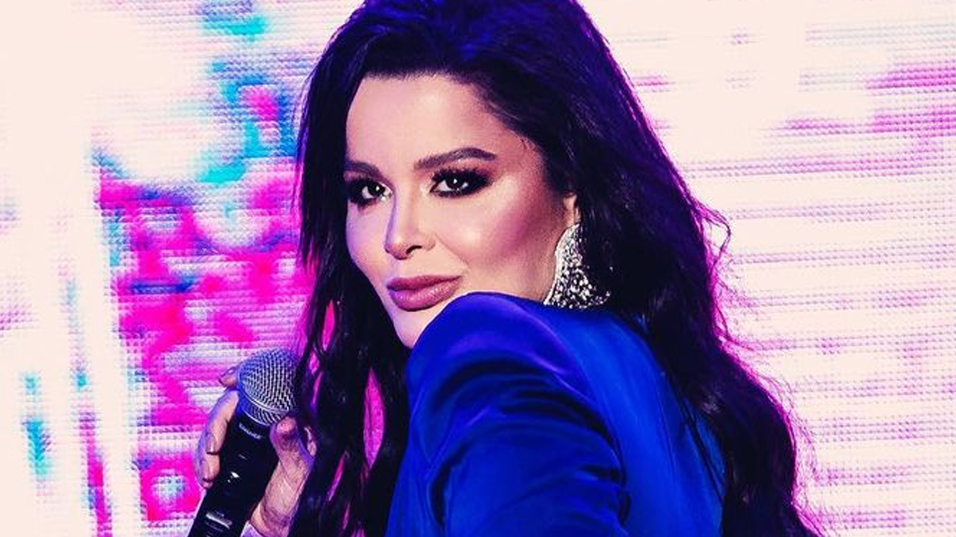 Maraisa desce até o chão com vestidinho em show e ostenta pernões: “Maravilhosa”