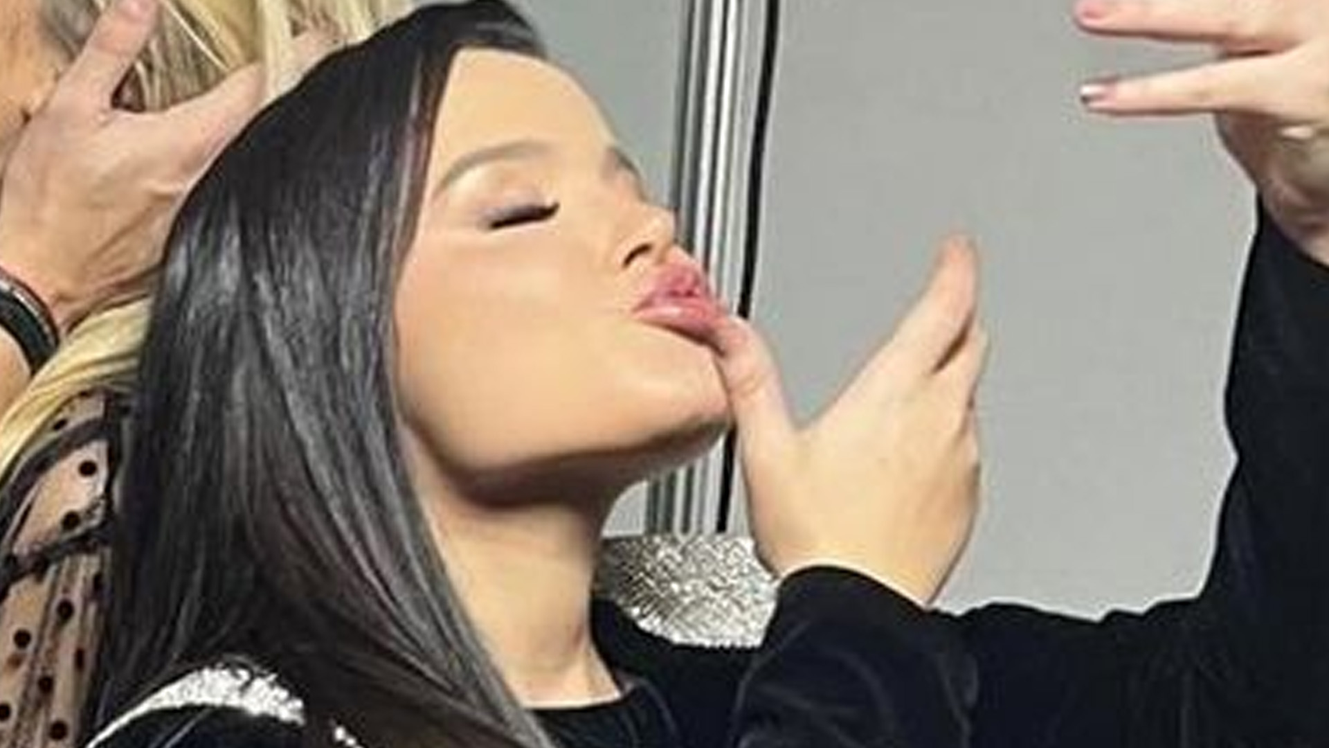 Maraisa segura vela em camarim de show e desabafa: “Solteiro não tem paz”