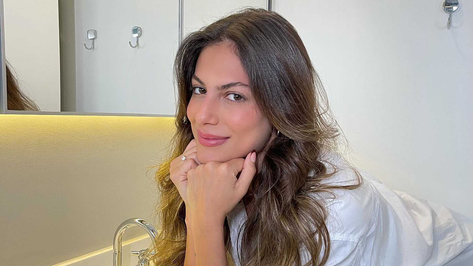 Ex-BBB Mari Gonzalez renova visual e surge irreconhecível: “Quem é essa loira?”