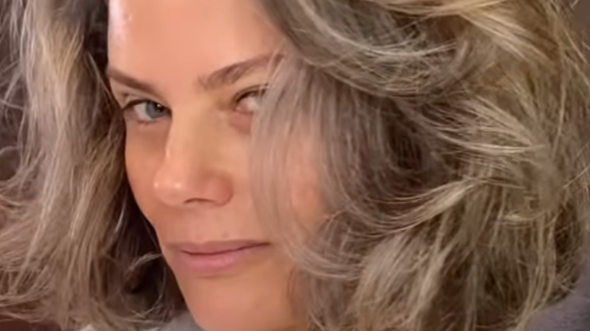 Maria Cândida assume o grisalho orgulhosamente e faz sucesso: “Tá gata”