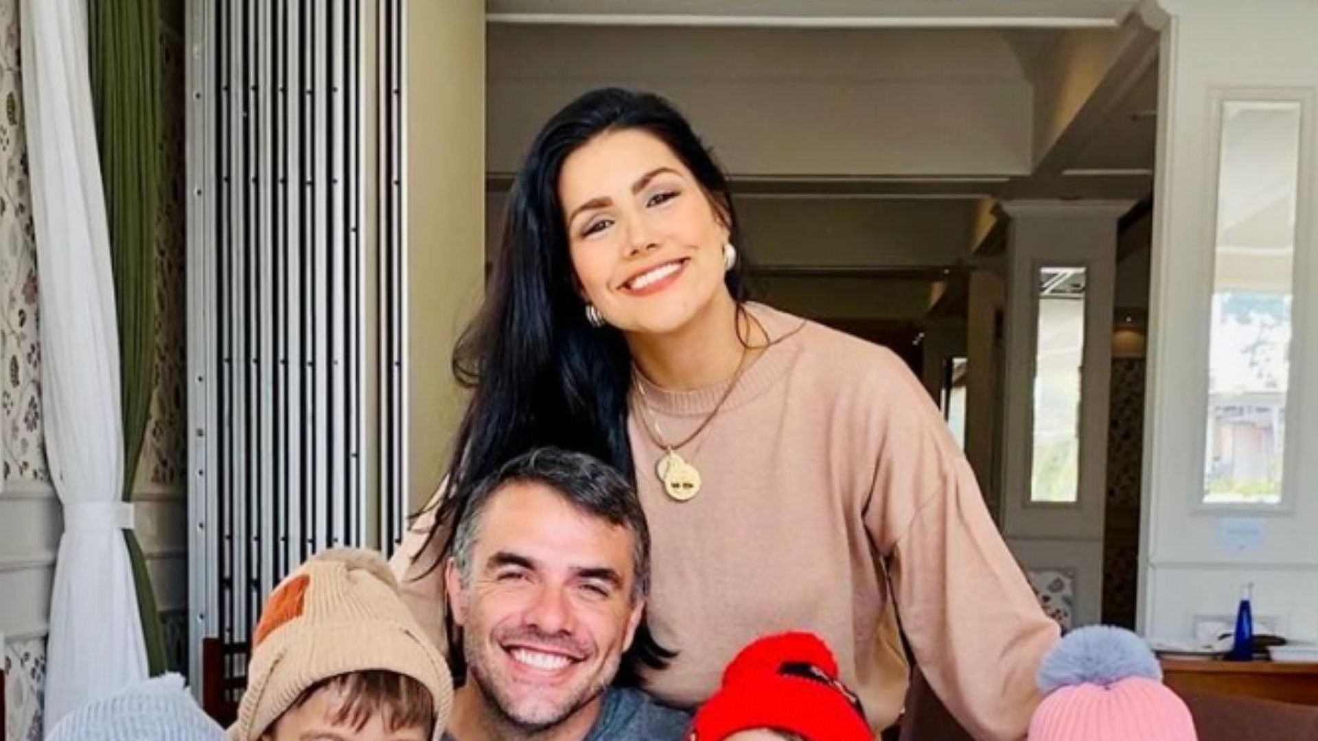 Ex-BBBs Daniel Saullo e Mariana Felício reúnem os 4 filhos em foto: “Família linda”