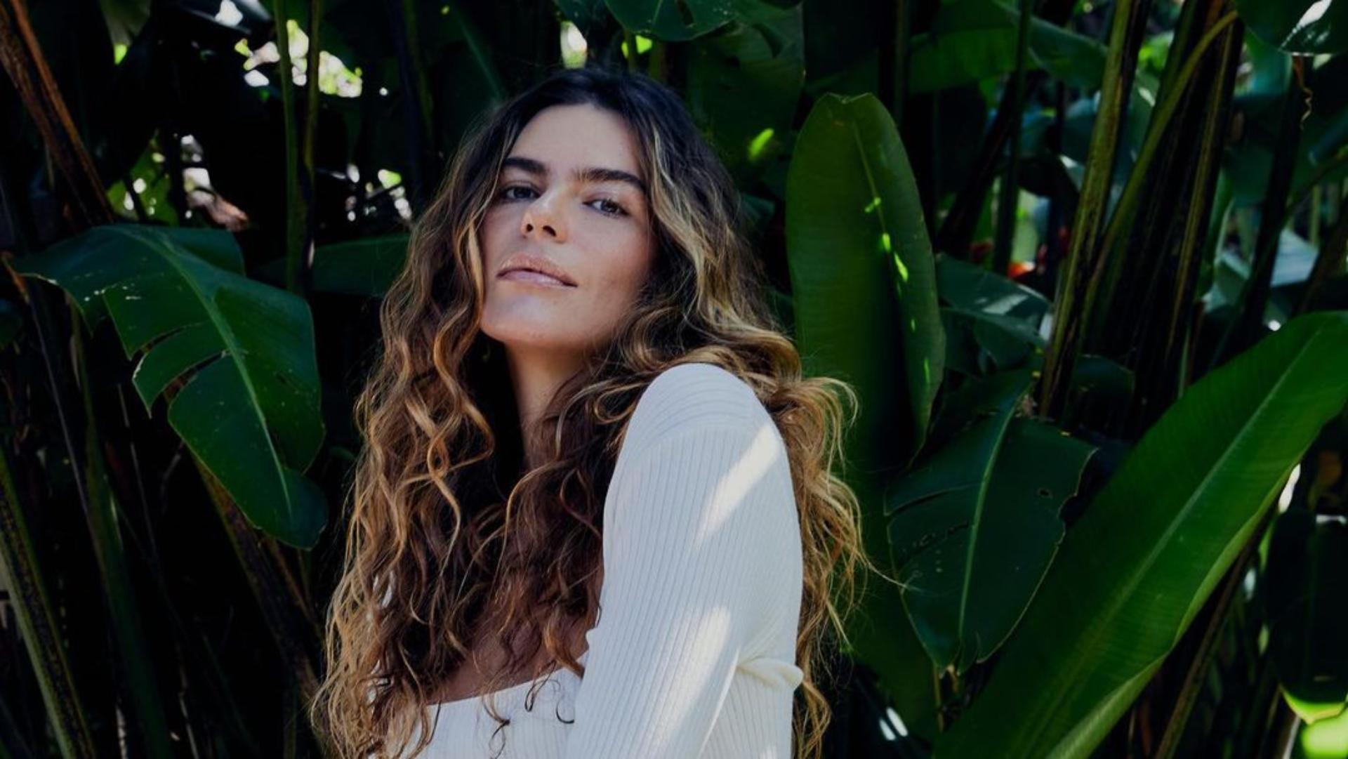 Mariana Goldfarb marca bumbum GG em microvestido justíssimo: “Impecável”