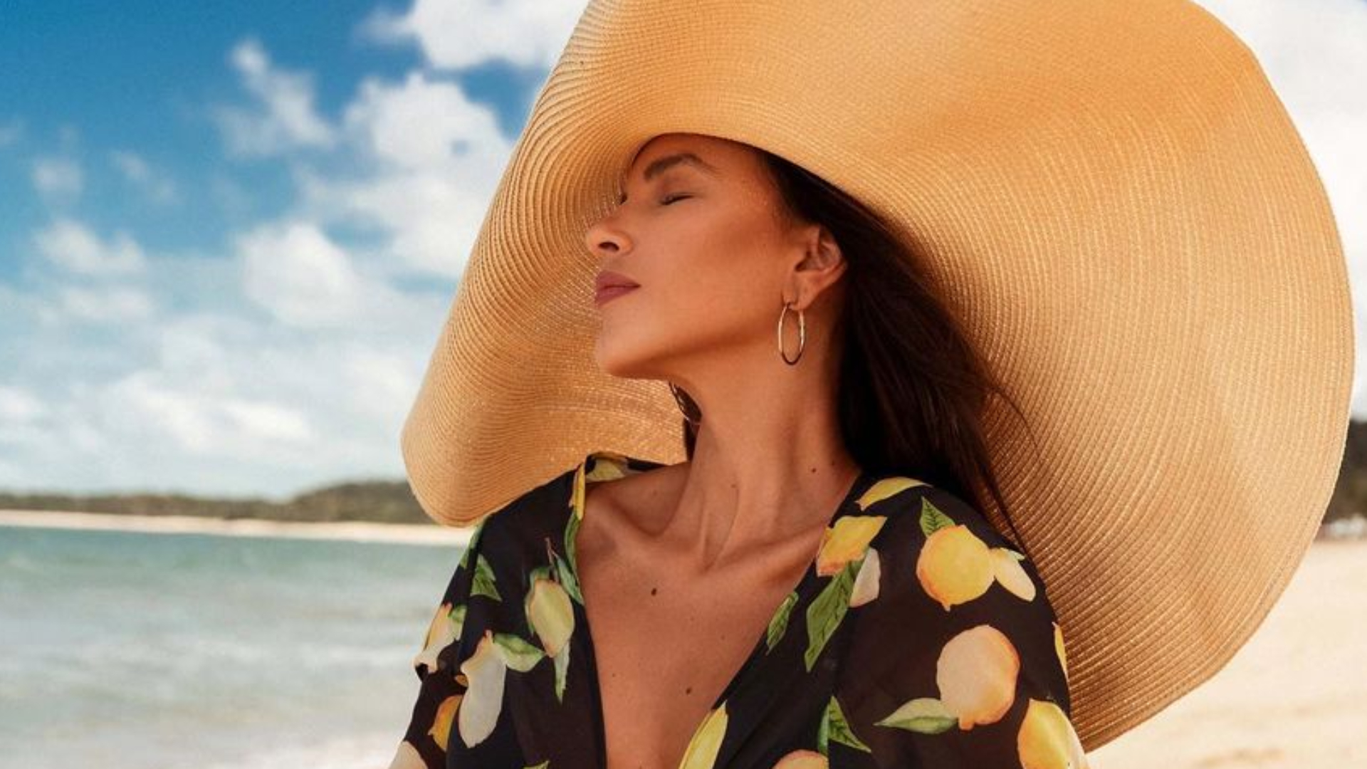 De micro biquíni, Mariana Rios ostenta barriga negativa e fãs babam: “Gata”