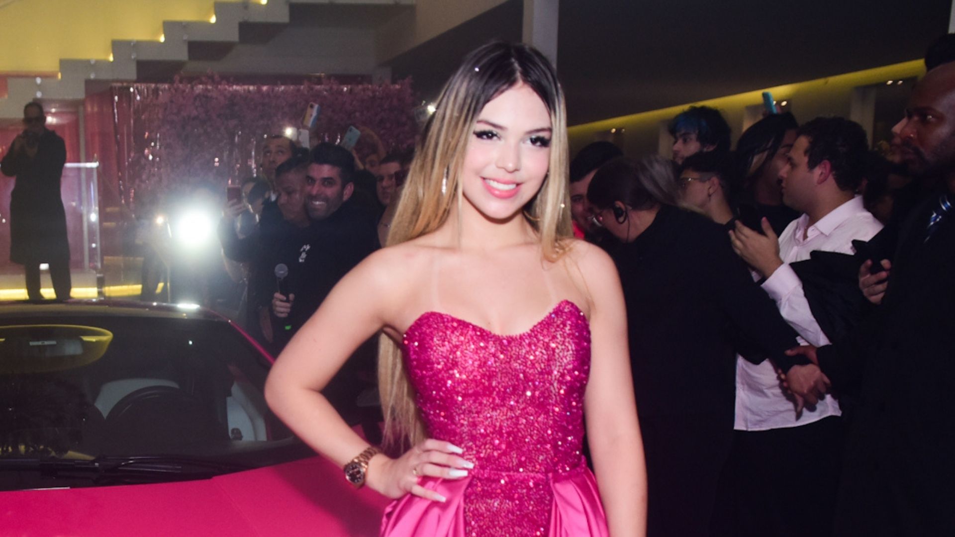 Mc Melody faz festa de 15 anos e se presenteia com carrão rosa avaliado em R$ 1,5 milhão