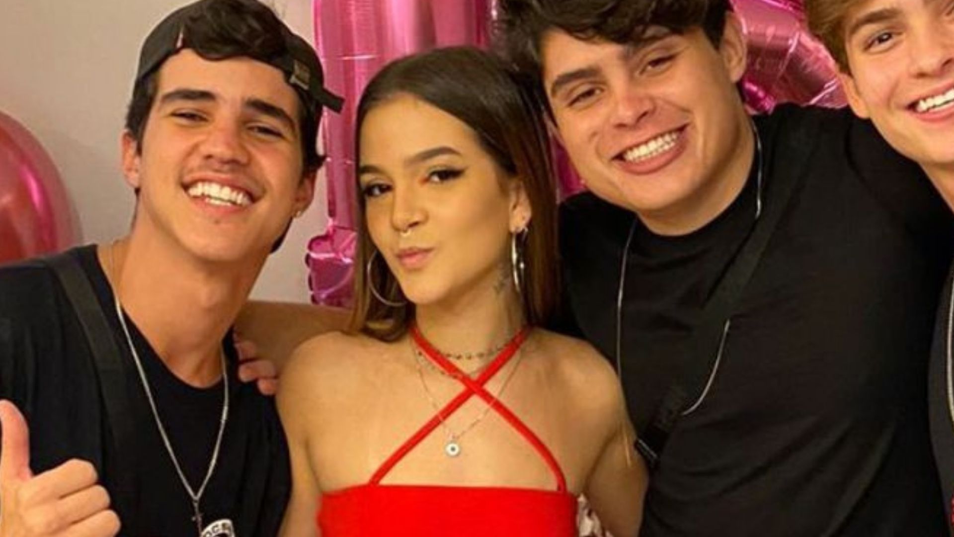 Mel Maia faz 18 anos com look ousado e ganha garrafa de uísque de R$ 1,3 mil