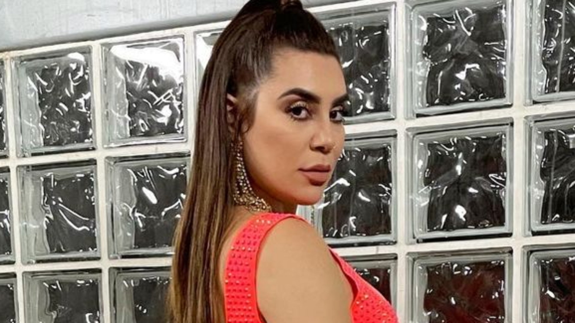 Ex-BBB Naiara Azevedo sensualiza de body fio-dental e ostenta bumbum poderoso