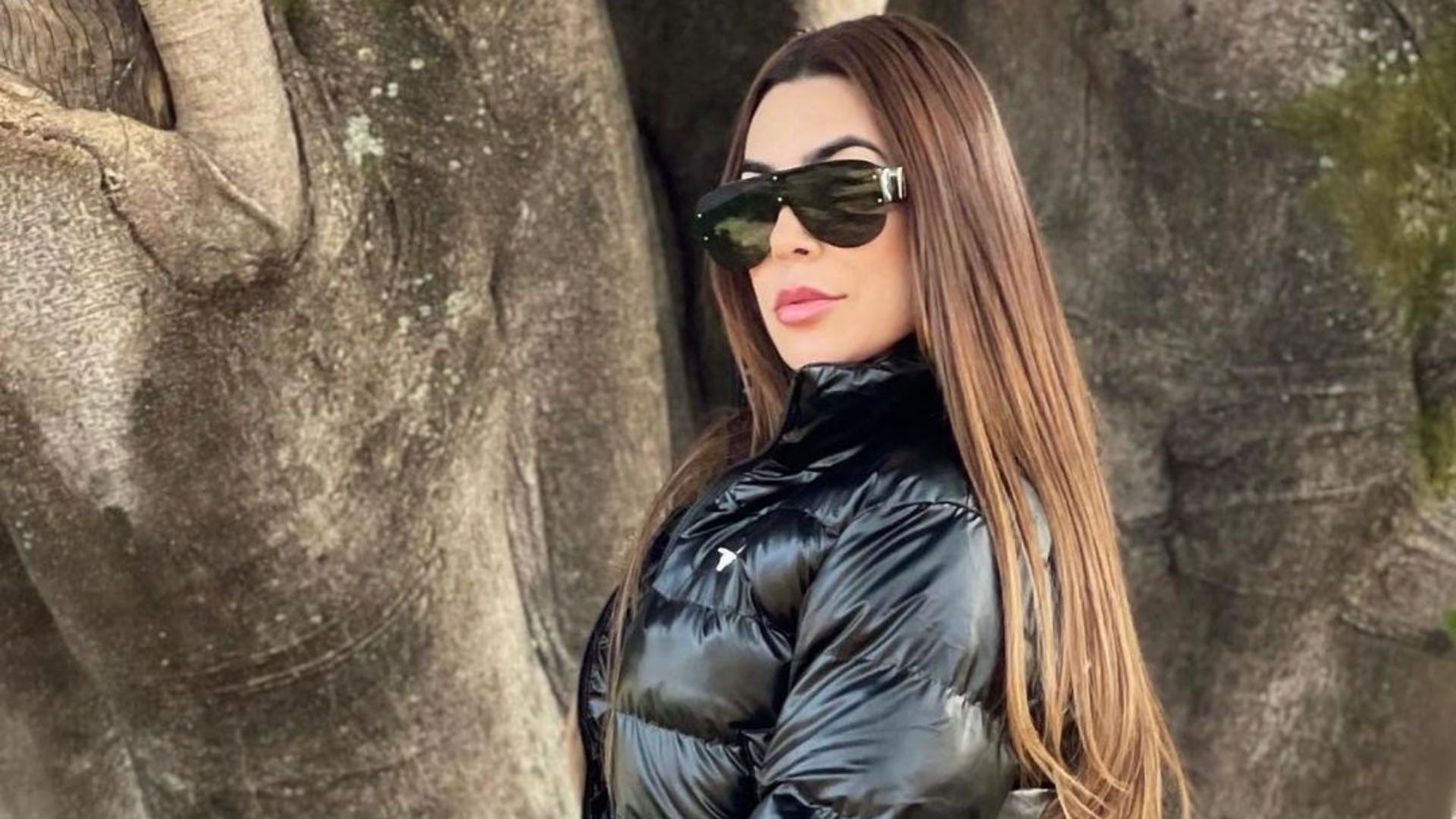 Naiara Azevedo posa de calça de couro, empina o bumbum e fãs reagem: “Gostosa”