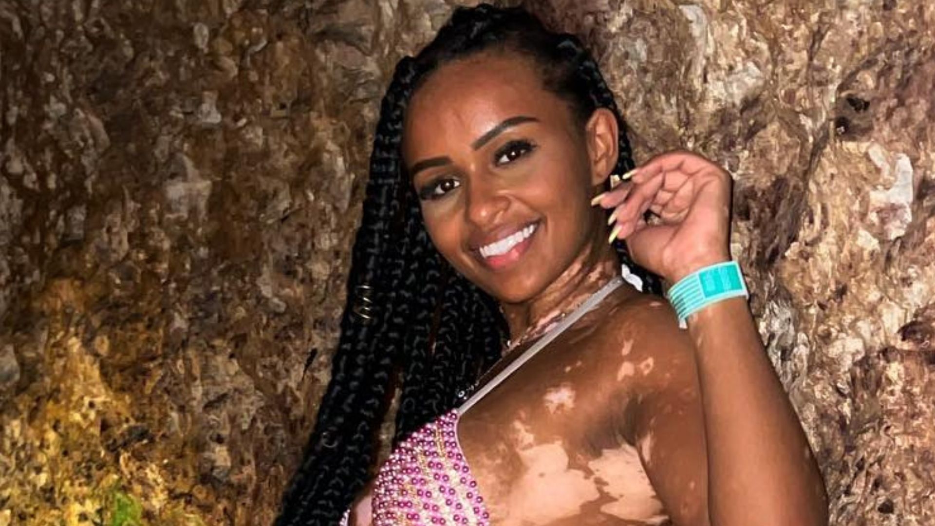 Ex-BBB Natália Deodato posa de ladinho mostrando bumbum gigante: “Escândalo”
