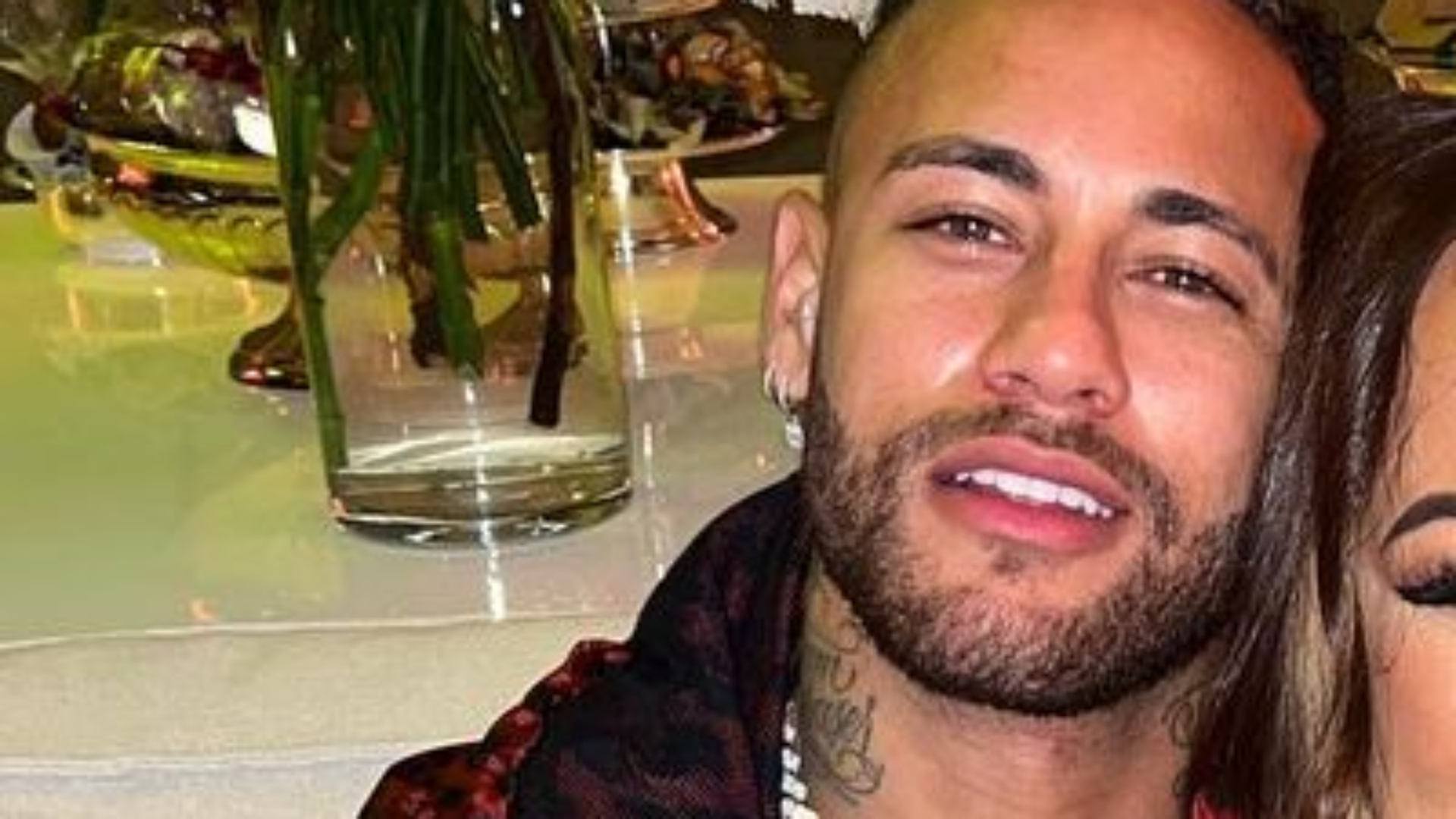 Neymar Jr. posa com a namorada no colo, troca beijos e revela apelido carinhoso