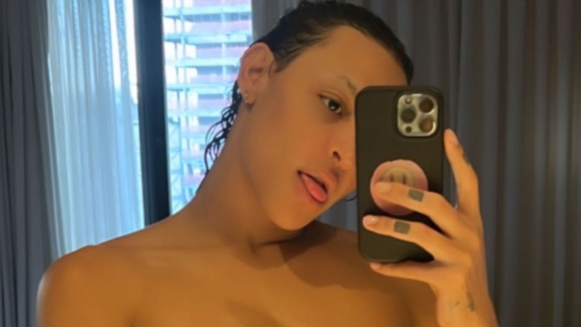 Pabllo Vittar posa só de toalha após o banho e abaixa até o limite: “Gostosa”