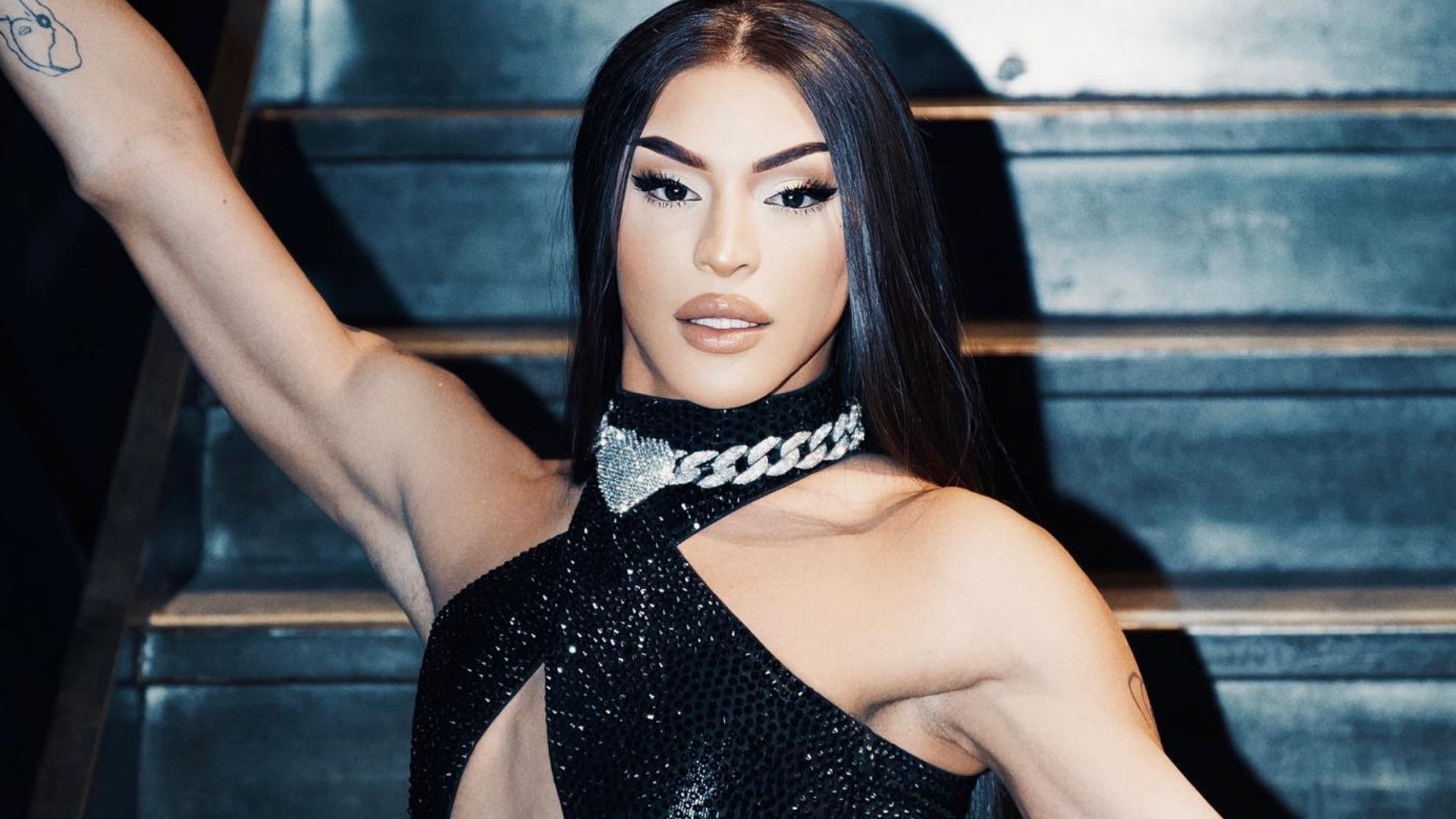 Pabllo Vittar deixa pernões de fora em clique com saia minúscula: “Que isso”