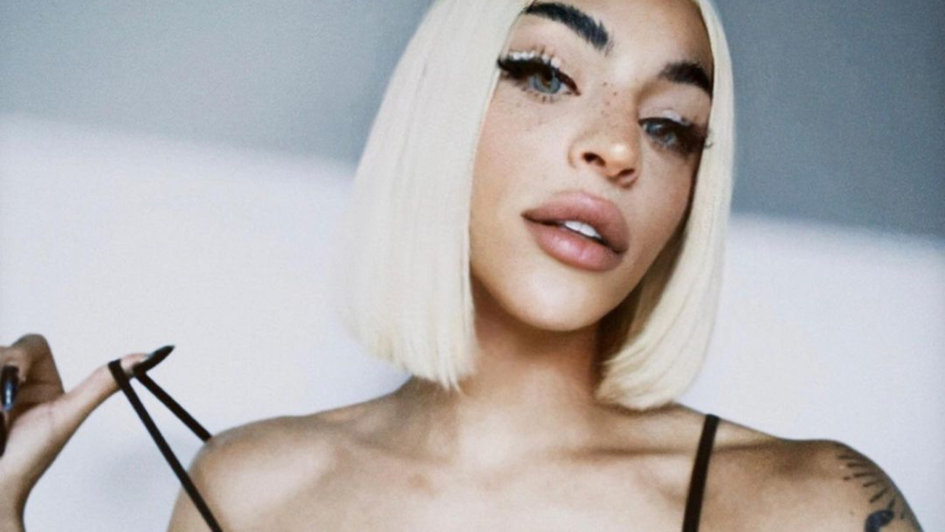 Pabllo Vittar sensualiza de sutiã transparente e eleva a temperatura: “Perfeita”