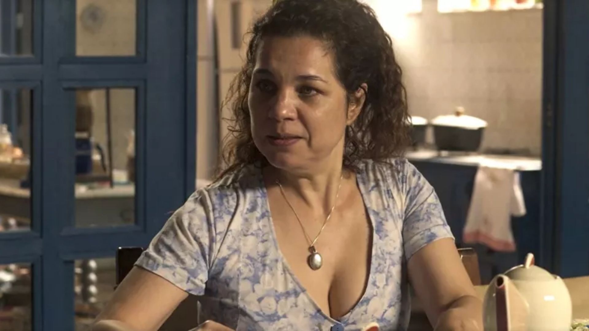 Pantanal: Maria Bruaca cansa de esperar Alcides e trai Tenório com outro peão; saiba quem