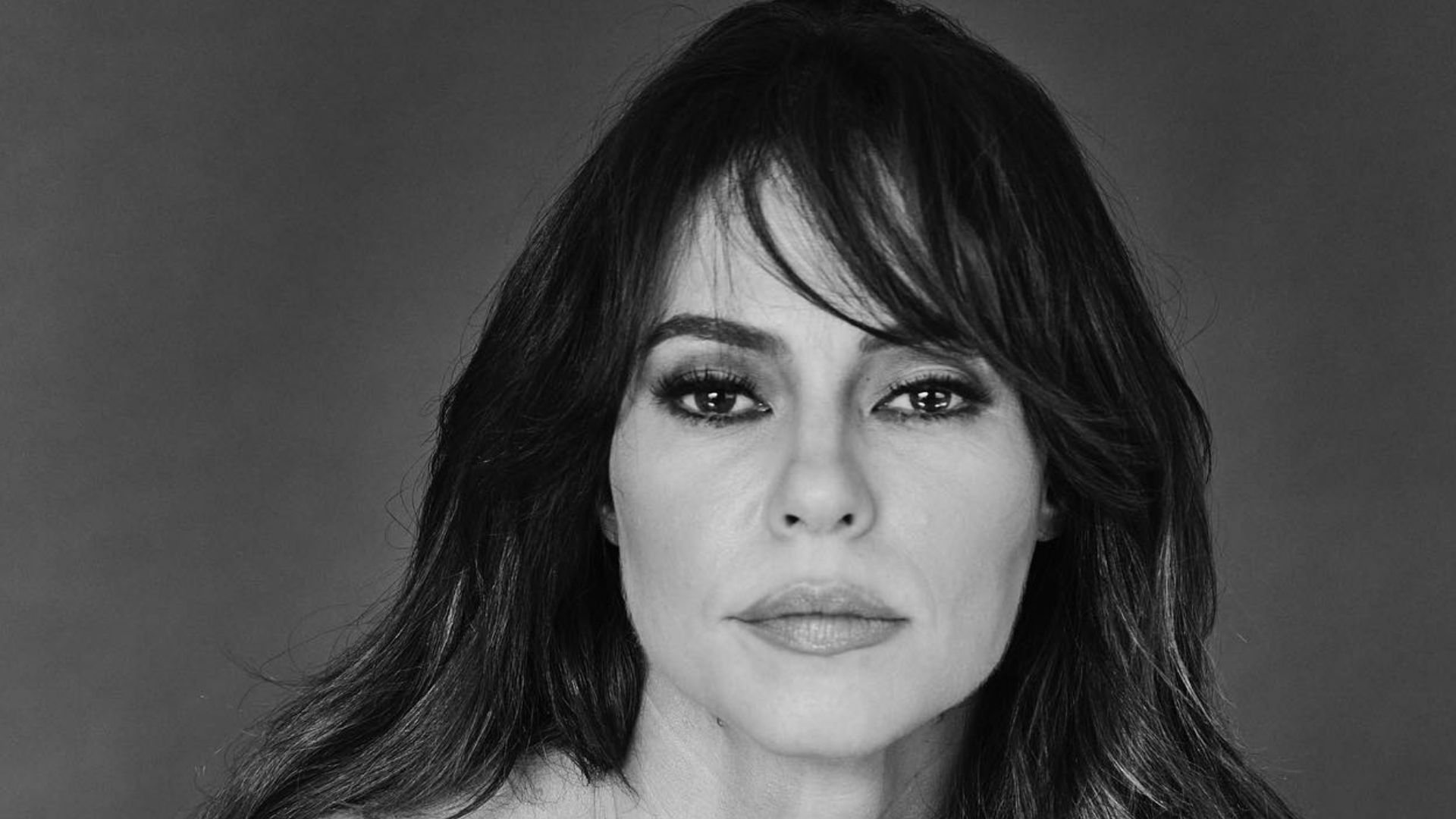 Paolla Oliveira abusa no decote em look justinho e impressiona: “Deusa”
