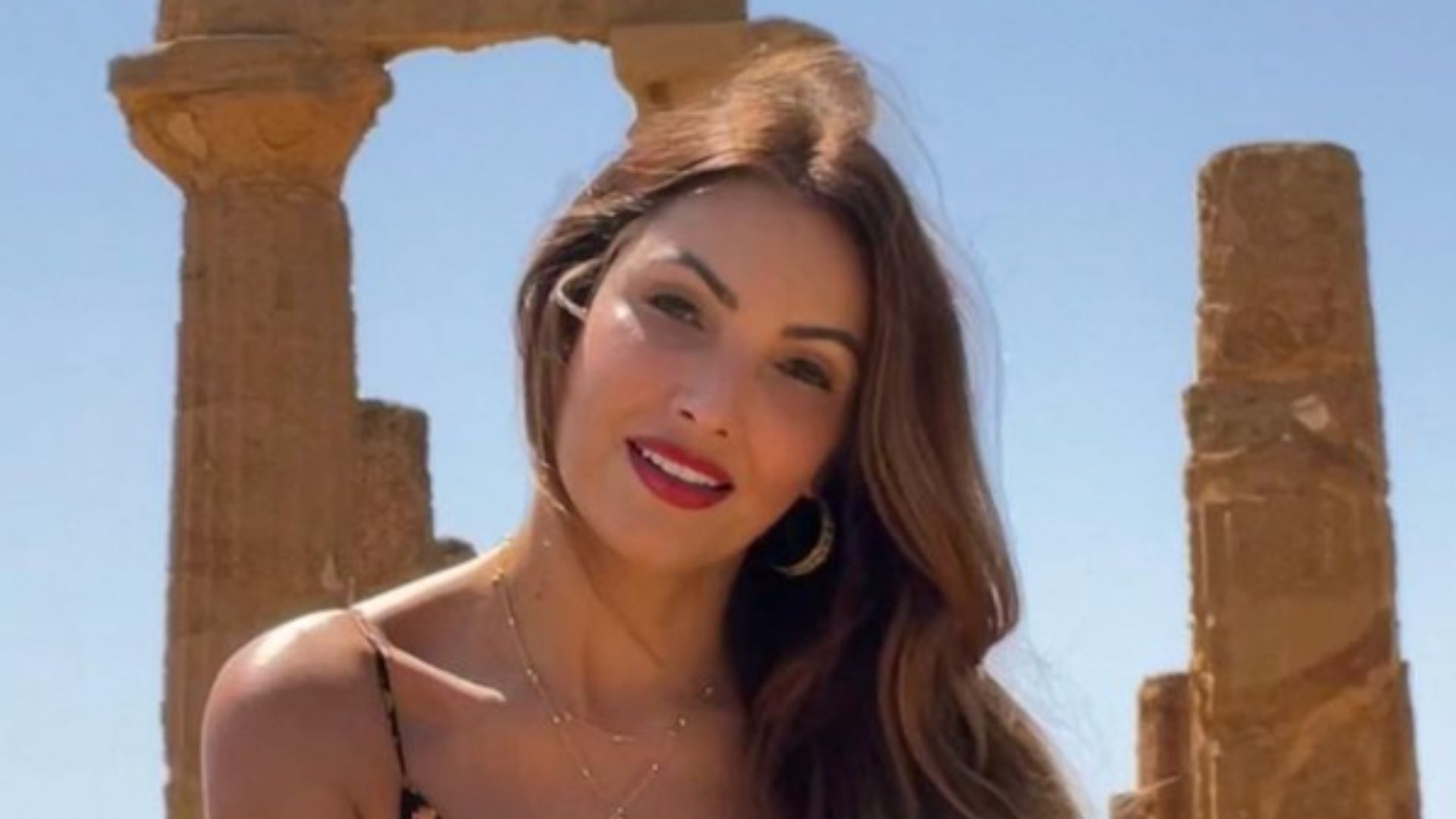 Patrícia Poeta posa deslumbrante com vestido de alcinha sem sutiã: “Lindísima”
