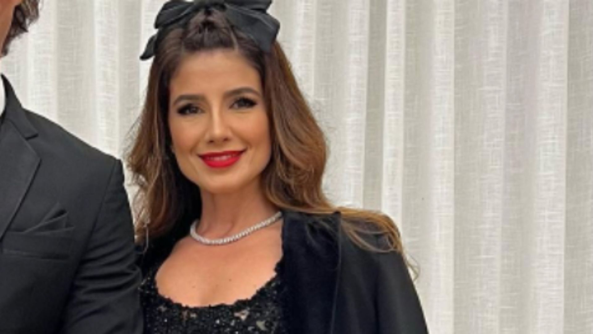 Paula Fernandes surge agarrada ao namorado e com vestido extravagante: “Linda”