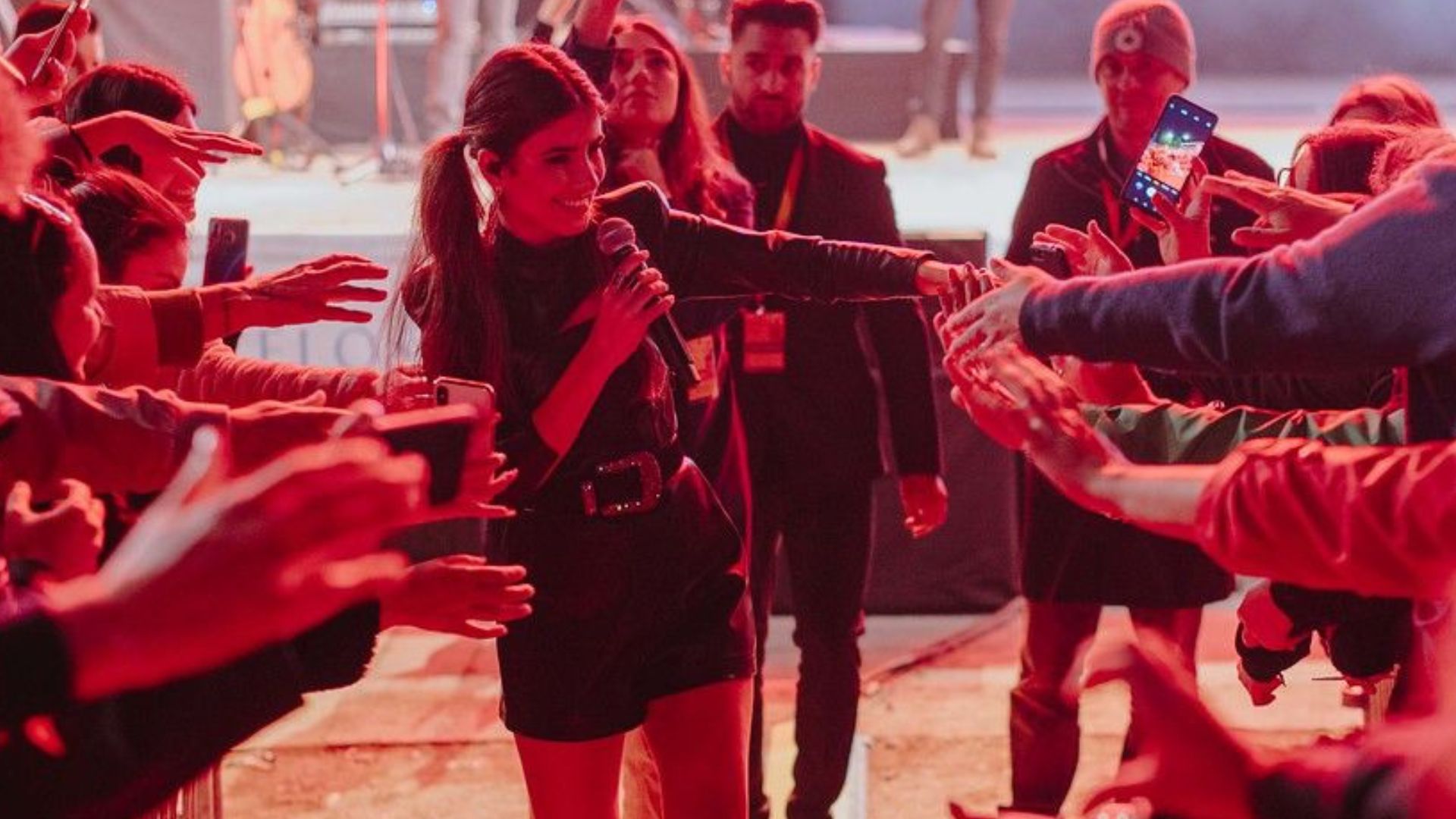 Paula Fernandes se emociona ao encerrar turnê para 50 mil pessoas em Portugal
