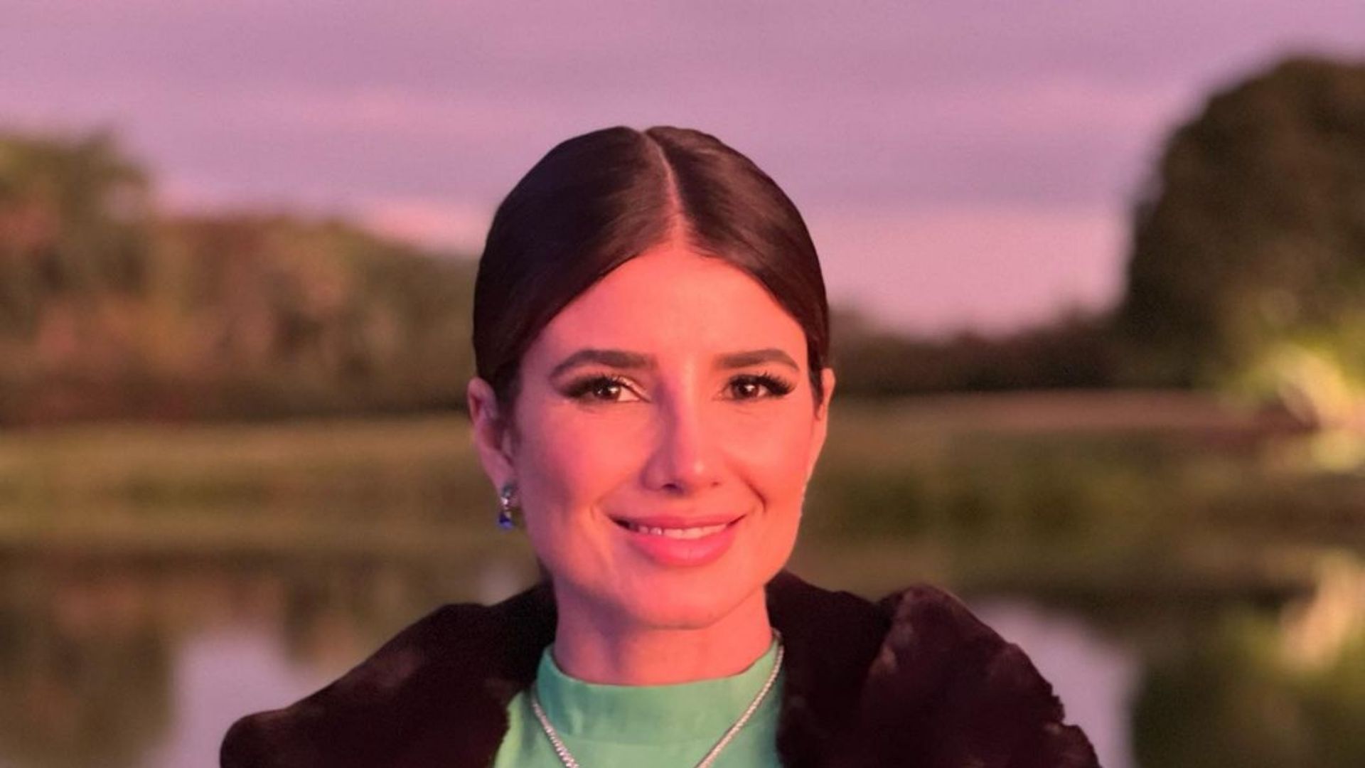 Paula Fernandes rouba a cena com look luxuoso e joias caríssimas: “Perfeita”