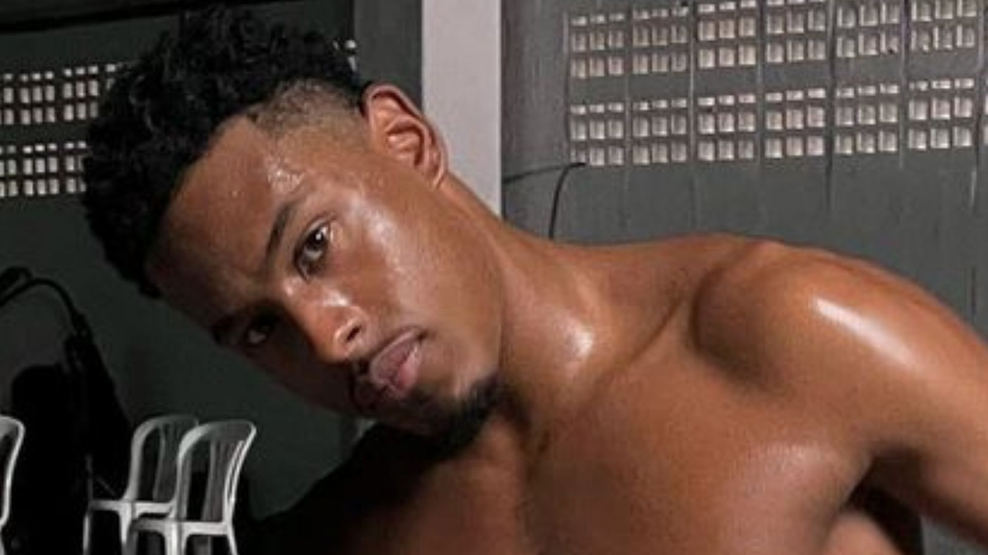 Sem camisa, Paulo André escandaliza com abdome brilhando em ensaio: “Passando mal”