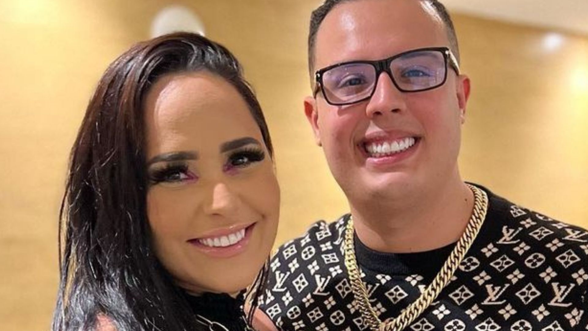 Perlla posa com o namorado milionário e comemora retorno para Jesus: “Especial”
