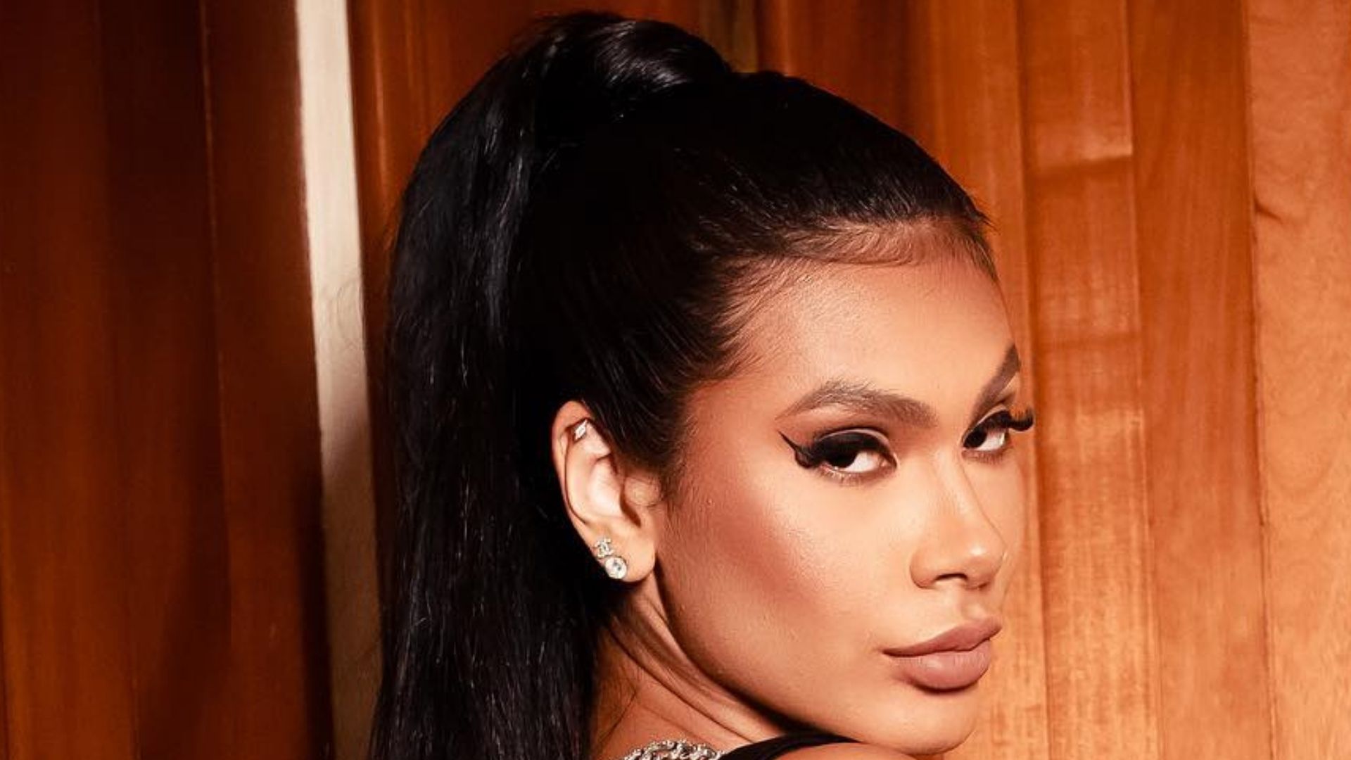 Pocah elege look preto atrevido para show e mostra bumbum gigante: “Deusa”